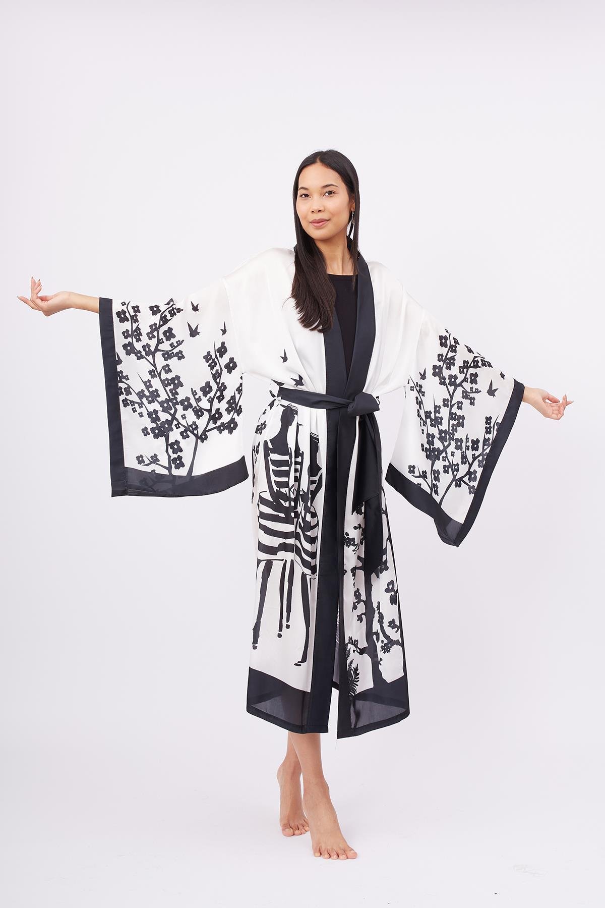 Peraluna BEACH GIRLS LONG KIMONO Kadınlar ve Sakura Baskılı 125 CM Uzun Saten Kadın Kimono - Siyah/Beyaz