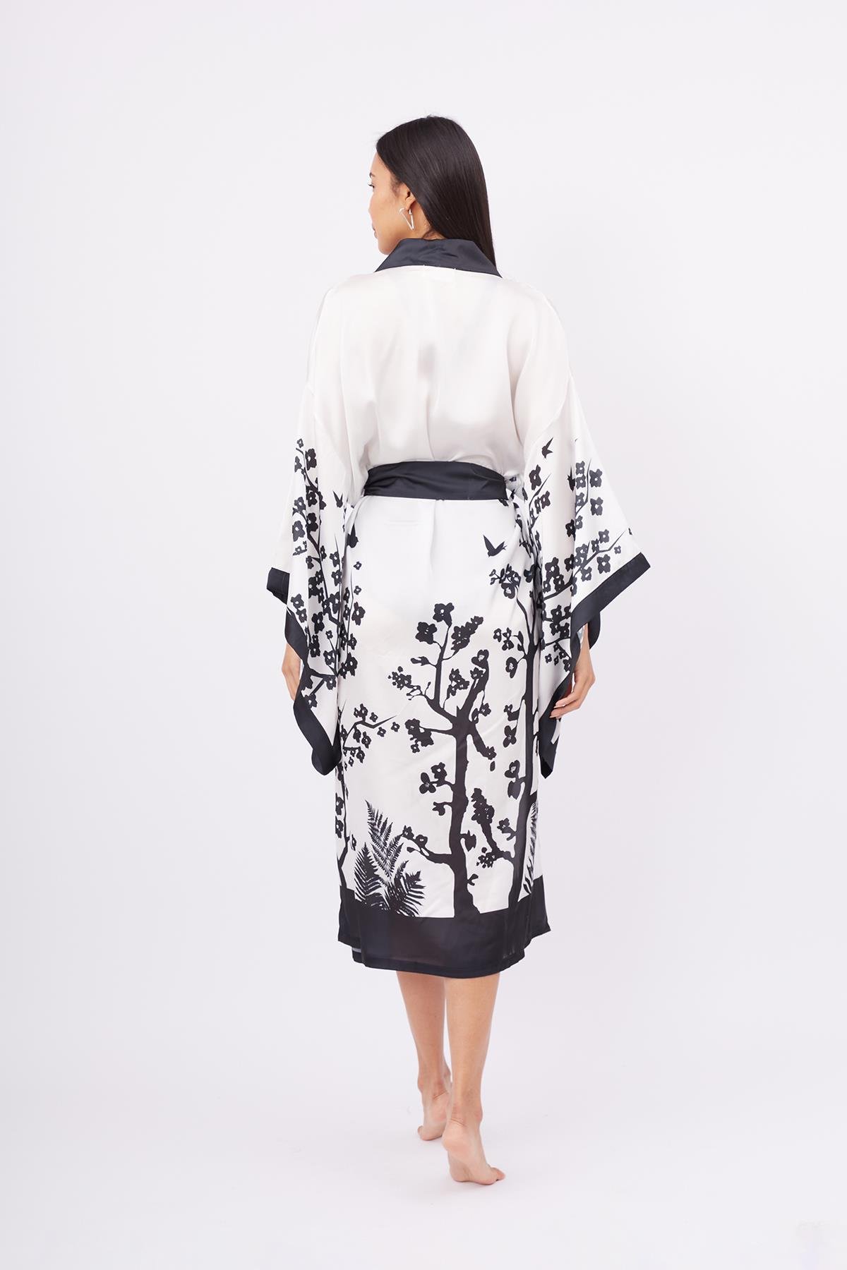 Peraluna BEACH GIRLS LONG KIMONO Kadınlar ve Sakura Baskılı 125 CM Uzun Saten Kadın Kimono - Siyah/Beyaz