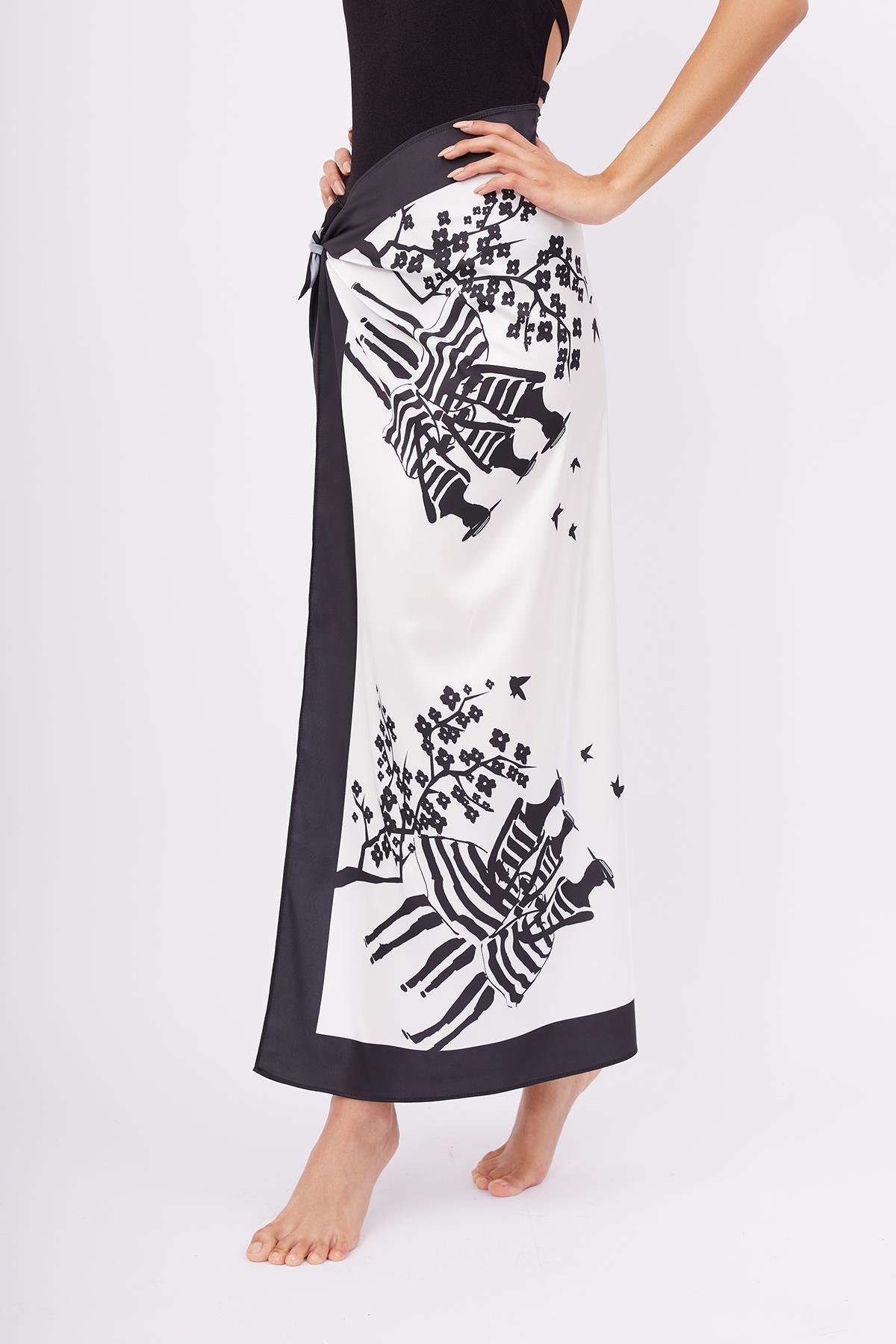 Peraluna BEACH GIRLS SCARFE Kadınlar ve Sakura Baskılı Saten Kadın Eşarp - Siyah/Beyaz