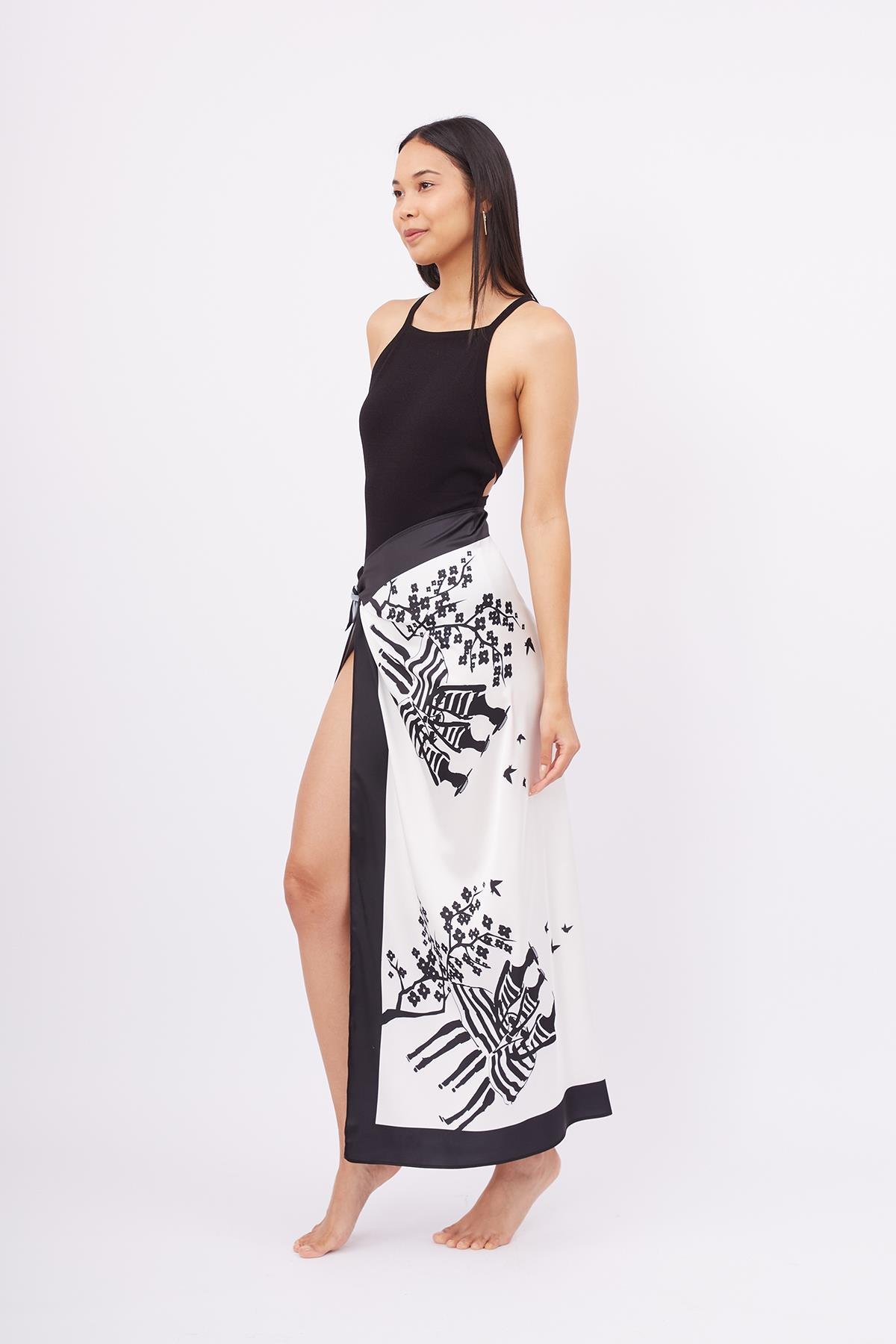 Peraluna BEACH GIRLS SCARFE Kadınlar ve Sakura Baskılı Saten Kadın Eşarp - Siyah/Beyaz