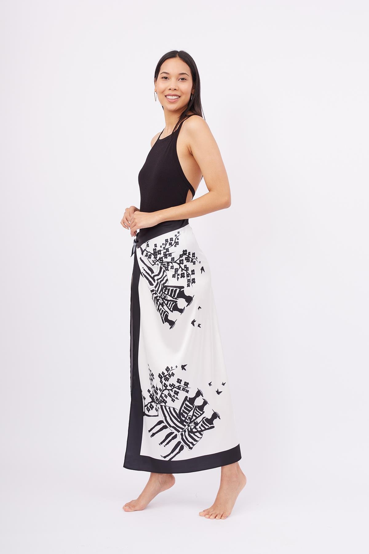 Peraluna BEACH GIRLS SCARFE Kadınlar ve Sakura Baskılı Saten Kadın Eşarp - Siyah/Beyaz