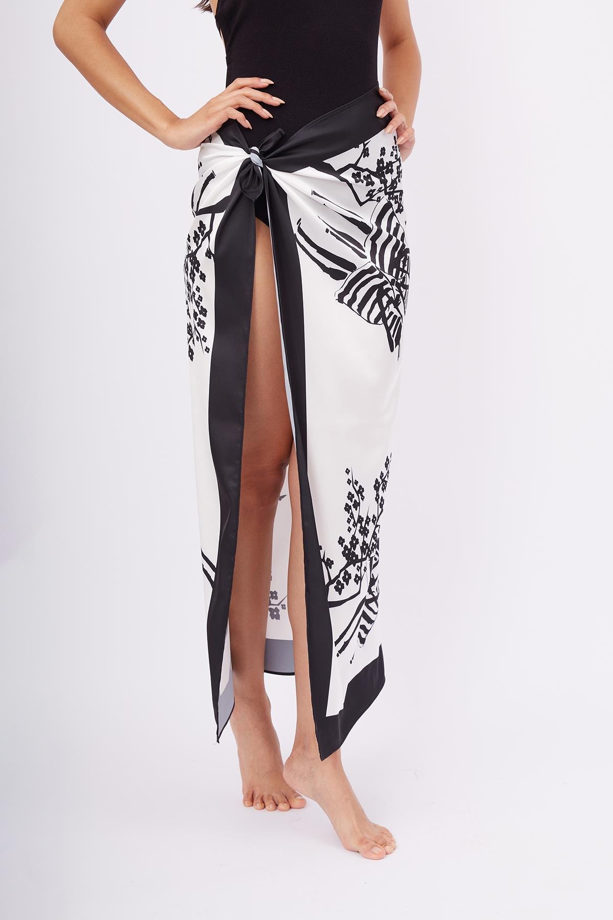 Peraluna BEACH GIRLS SCARFE Kadınlar ve Sakura Baskılı Saten Kadın Eşarp - Siyah/Beyaz