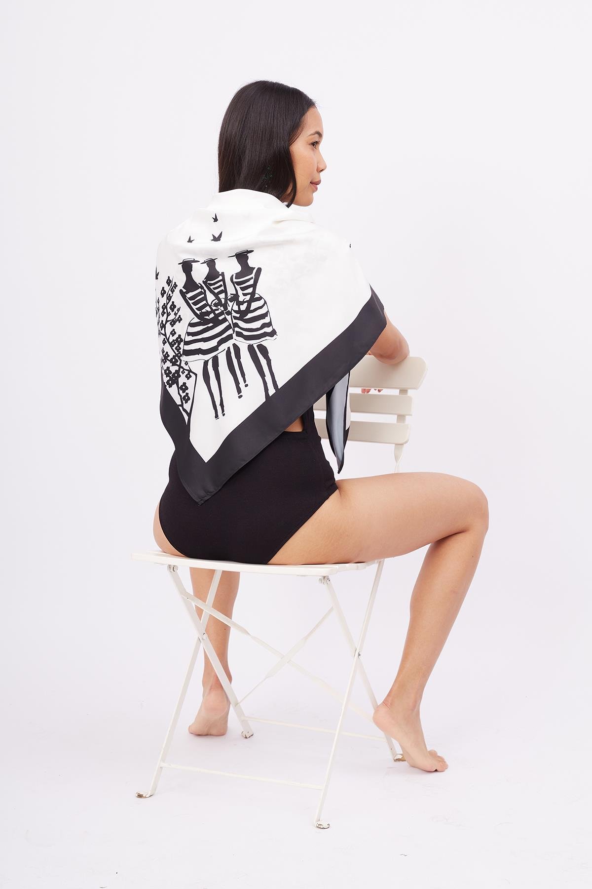 Peraluna BEACH GIRLS SCARFE Kadınlar ve Sakura Baskılı Saten Kadın Eşarp - Siyah/Beyaz