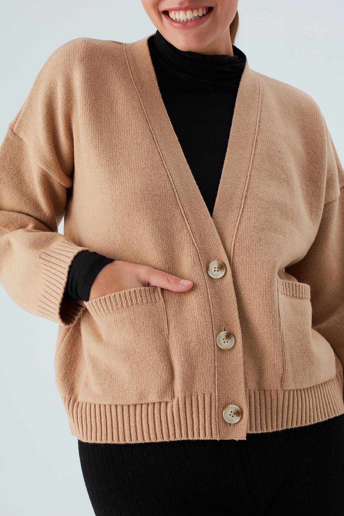 Peraluna CAROL CARDIGAN Cepli Düğmeli Rahat Kesim Crop Kadın Triko Hırka Bej