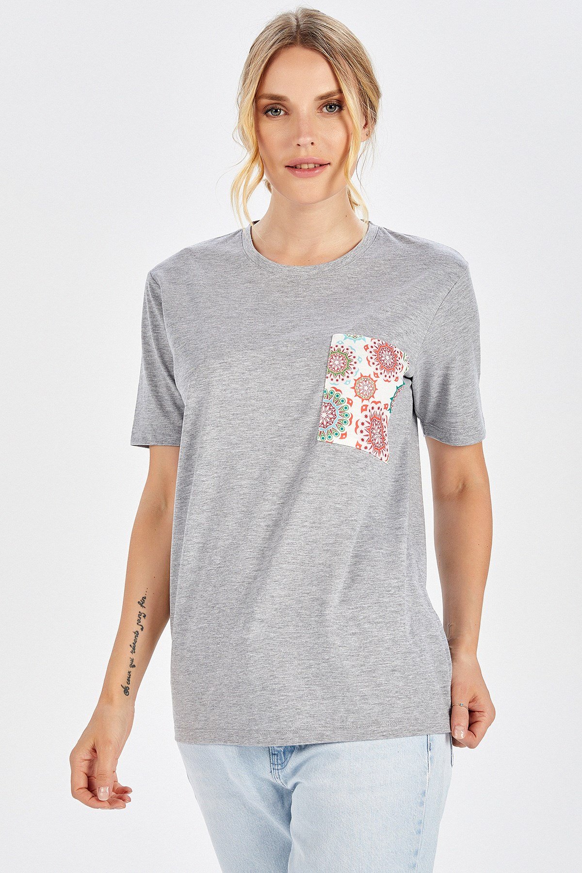 Peraluna Cep Desenli Düz Kesim Açık Gri Pamuklu Kadın T-Shirt