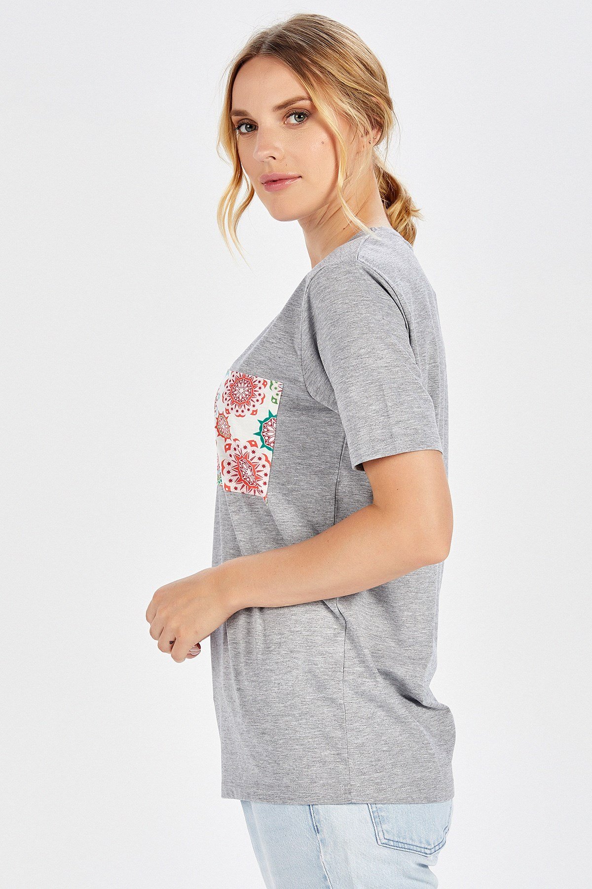 Peraluna Cep Desenli Düz Kesim Açık Gri Pamuklu Kadın T-Shirt