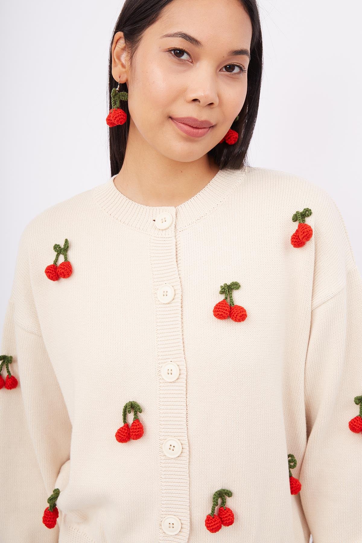 Peraluna CHERRY CARDİGAN Bol Kesim Elde Dokuma Kiraz Detaylı Kadın Triko Hırka - Krem