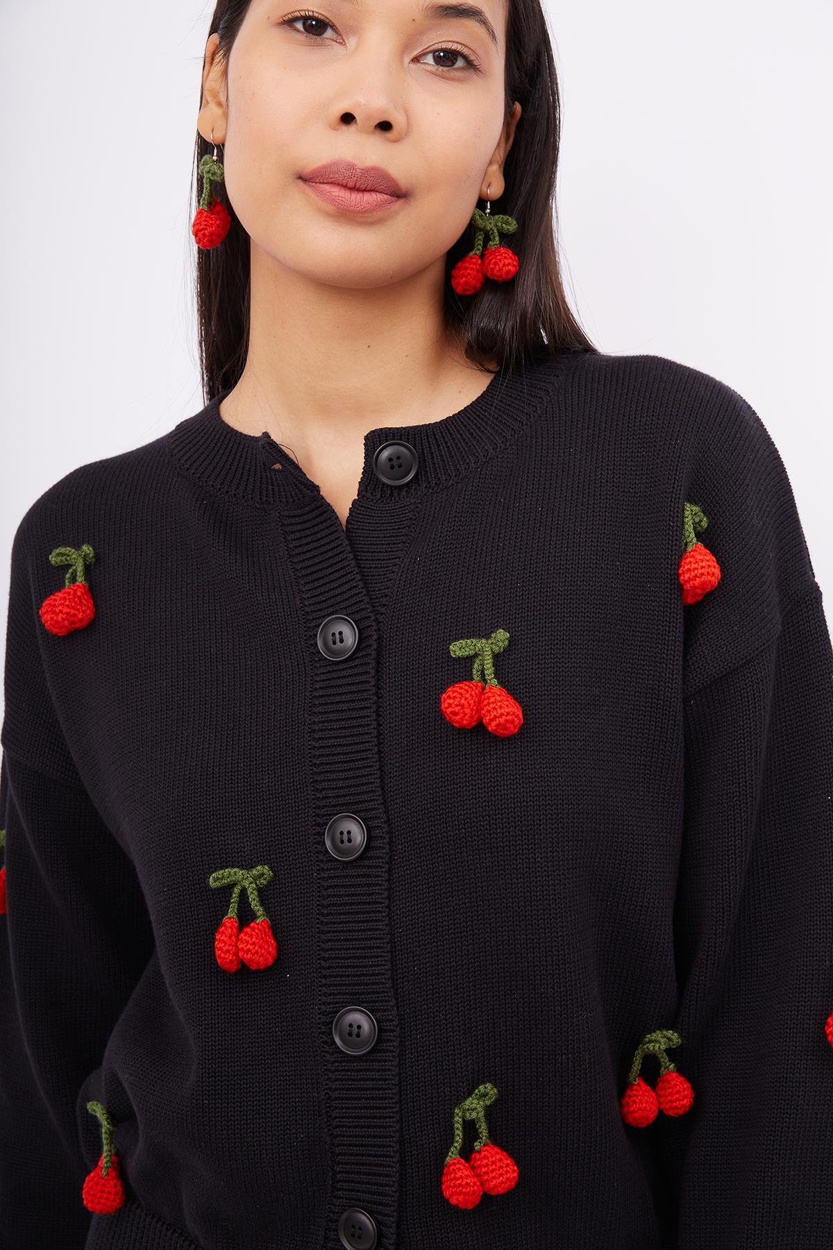 Peraluna CHERRY CARDİGAN Bol Kesim Elde Dokuma Kiraz Detaylı Kadın Triko Hırka - Siyah
