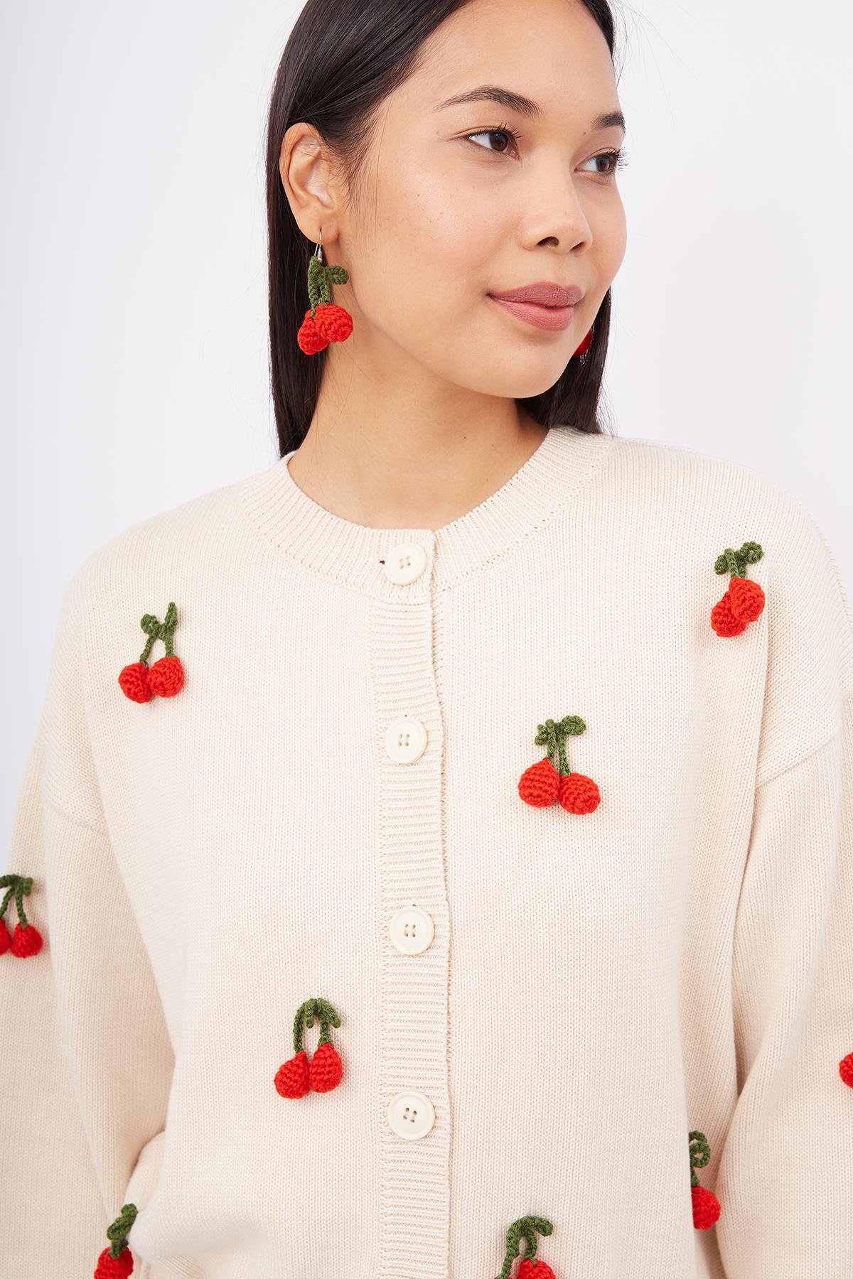 Peraluna CHERRY CARDİGAN Bol Kesim Elde Dokuma Kiraz Detaylı Kadın Triko Hırka - Krem