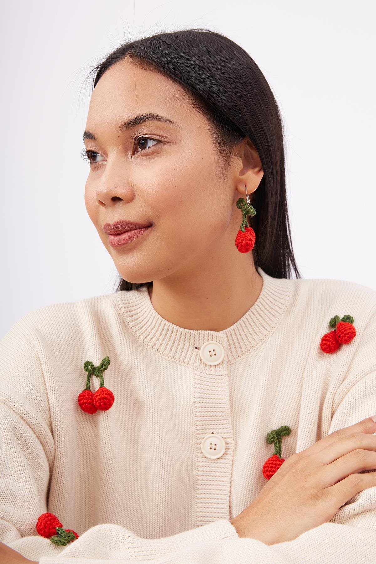 Peraluna CHERRY CARDİGAN Bol Kesim Elde Dokuma Kiraz Detaylı Kadın Triko Hırka - Krem