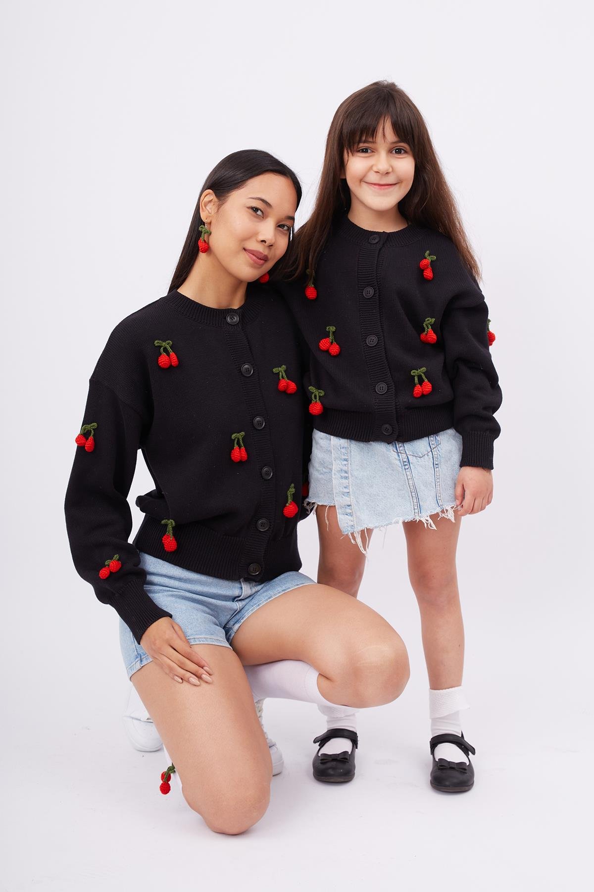 Peraluna CHERRY CARDİGAN GİRLS Bol Kesim Elde Dokuma Kiraz Detaylı Kız Çocuk Triko Hırka - Siyah