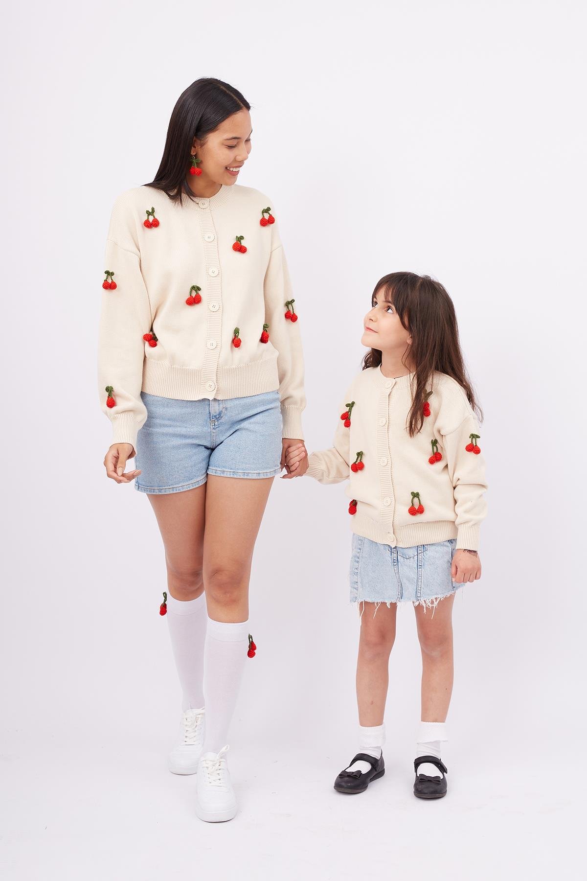 Peraluna CHERRY CARDİGAN GİRLS Bol Kesim Elde Dokuma Kiraz Detaylı Kız Çocuk Triko Hırka - Krem