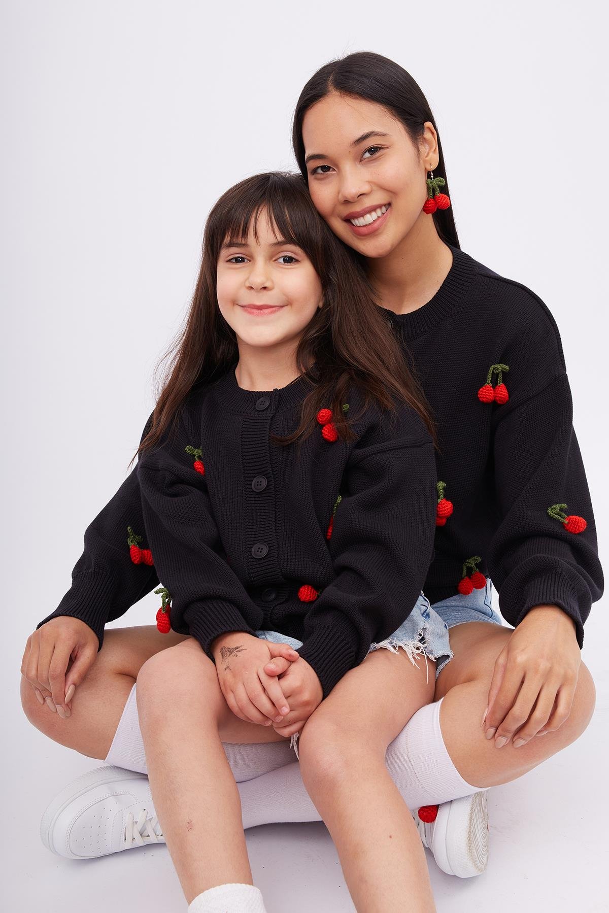 Peraluna CHERRY CARDİGAN GİRLS Bol Kesim Elde Dokuma Kiraz Detaylı Kız Çocuk Triko Hırka - Siyah