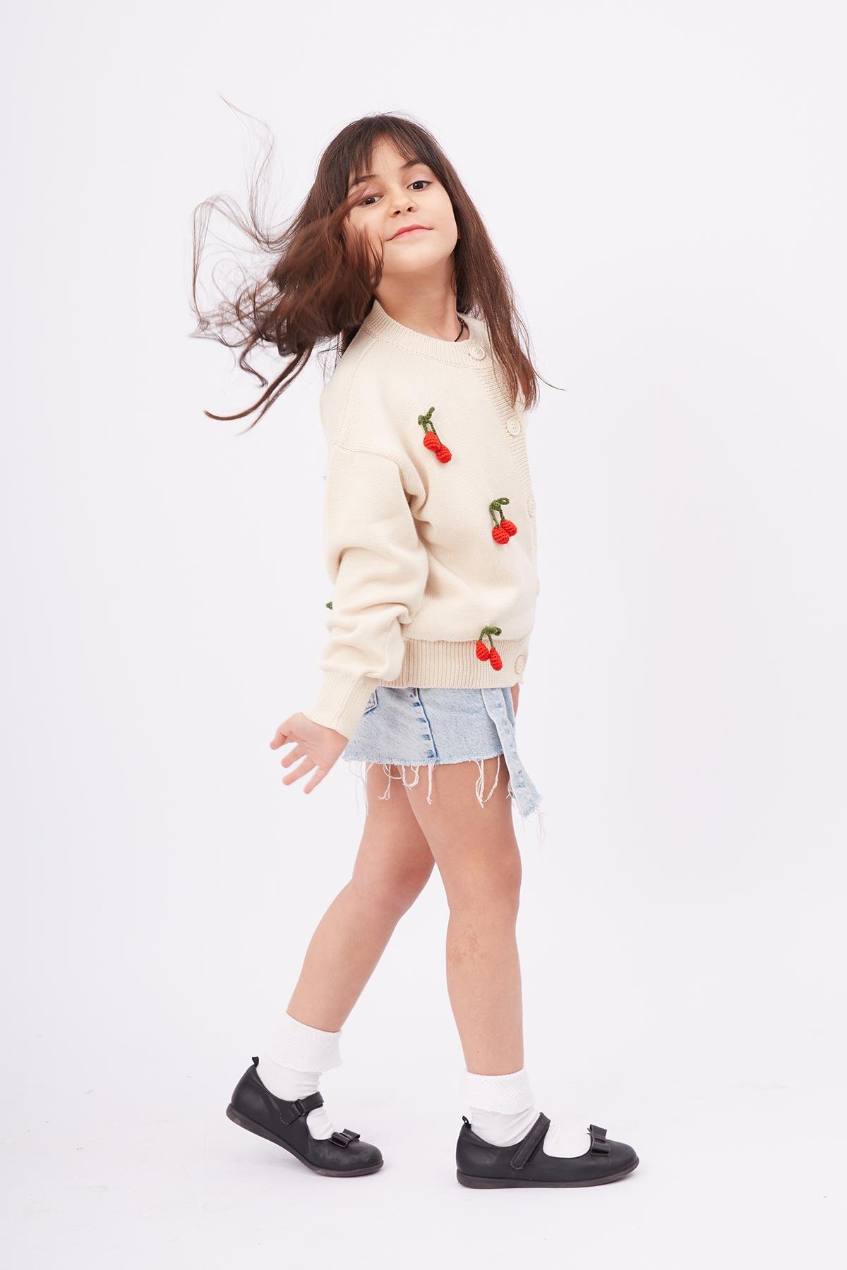 Peraluna CHERRY CARDİGAN GİRLS Bol Kesim Elde Dokuma Kiraz Detaylı Kız Çocuk Triko Hırka - Krem