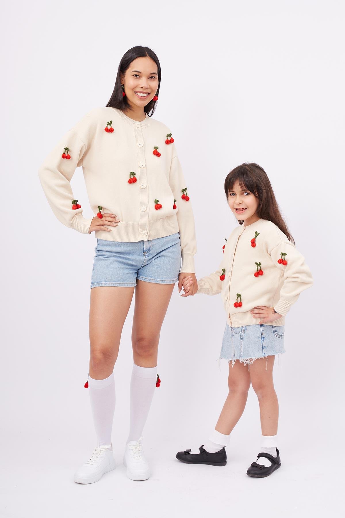 Peraluna CHERRY CARDİGAN GİRLS Bol Kesim Elde Dokuma Kiraz Detaylı Kız Çocuk Triko Hırka - Krem