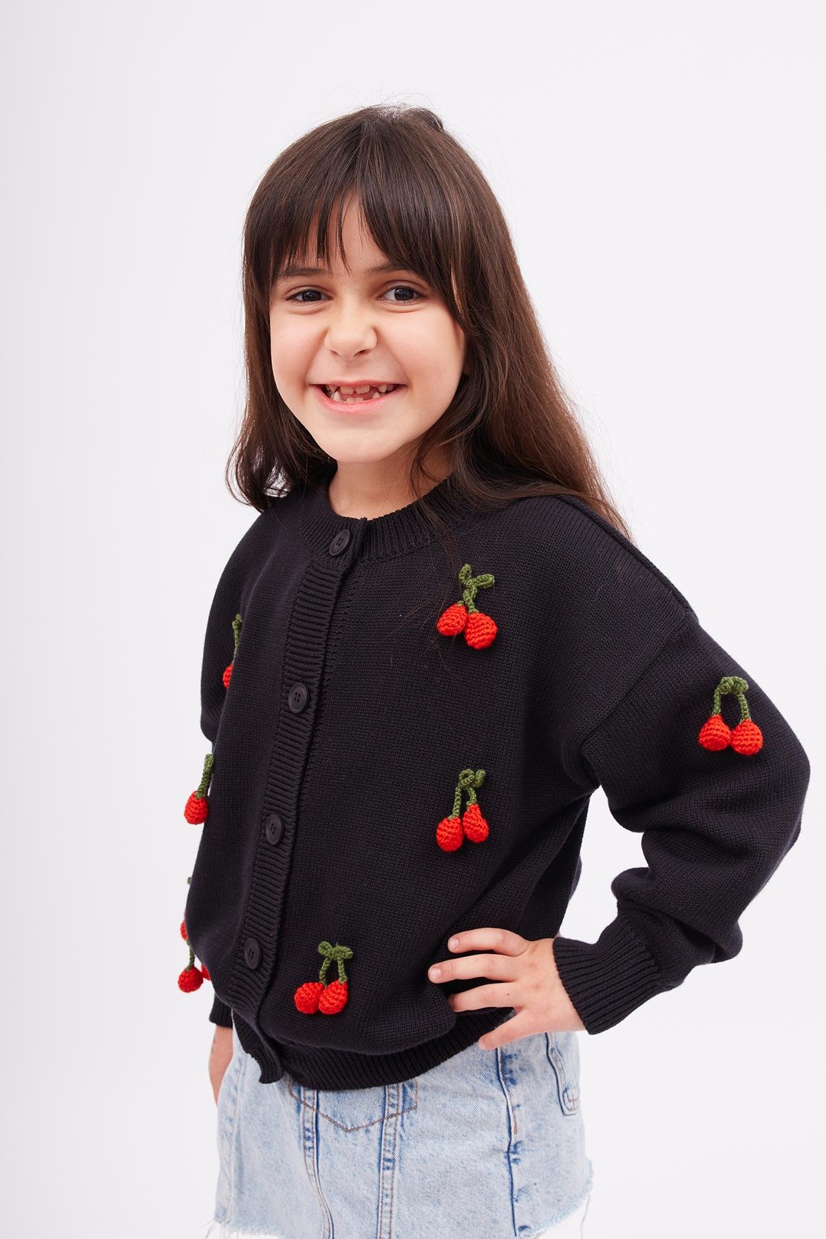 Peraluna CHERRY CARDİGAN GİRLS Bol Kesim Elde Dokuma Kiraz Detaylı Kız Çocuk Triko Hırka - Siyah