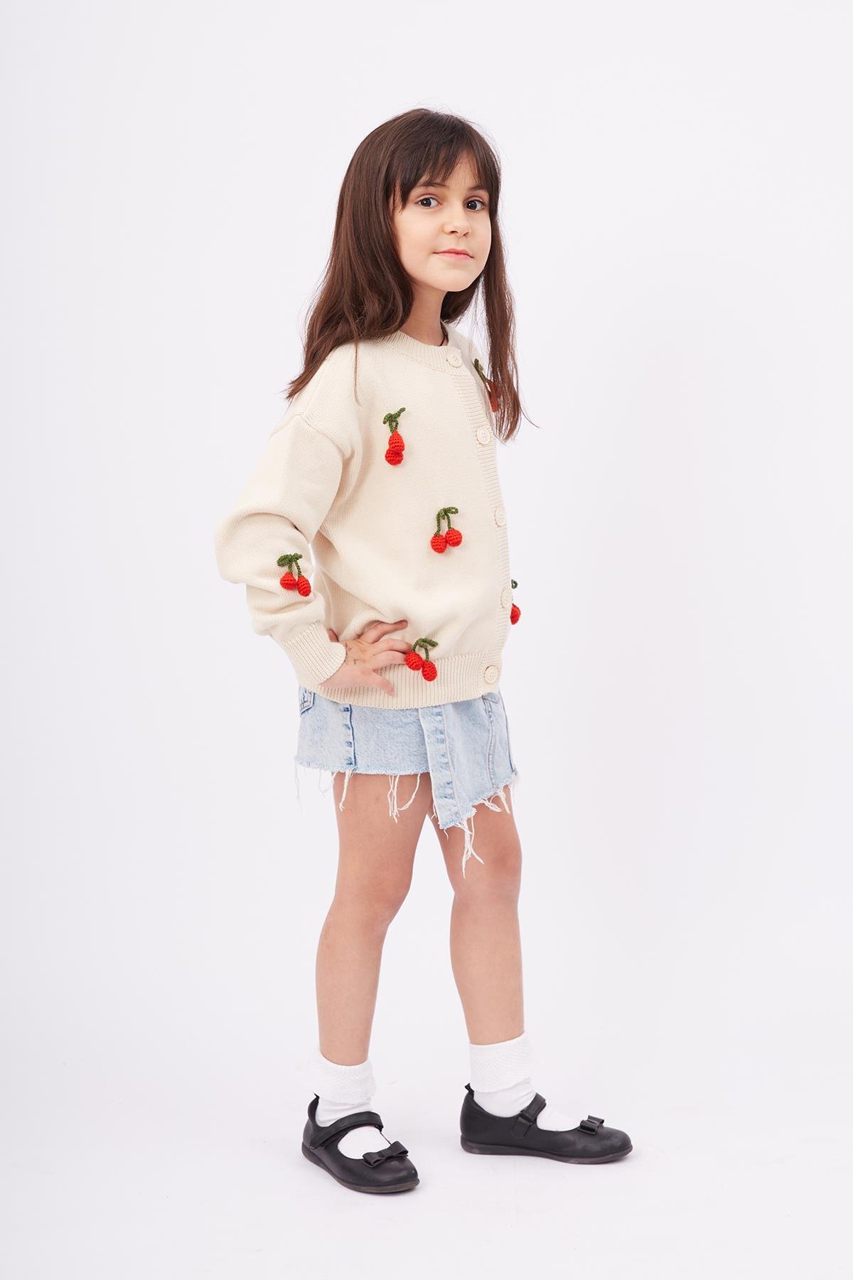 Peraluna CHERRY CARDİGAN GİRLS Bol Kesim Elde Dokuma Kiraz Detaylı Kız Çocuk Triko Hırka - Krem