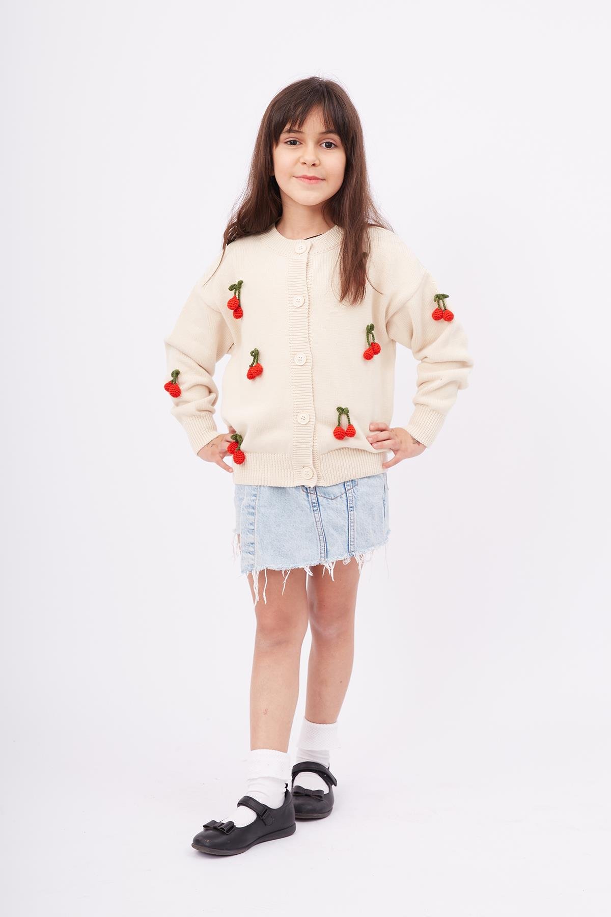 Peraluna CHERRY CARDİGAN GİRLS Bol Kesim Elde Dokuma Kiraz Detaylı Kız Çocuk Triko Hırka - Krem