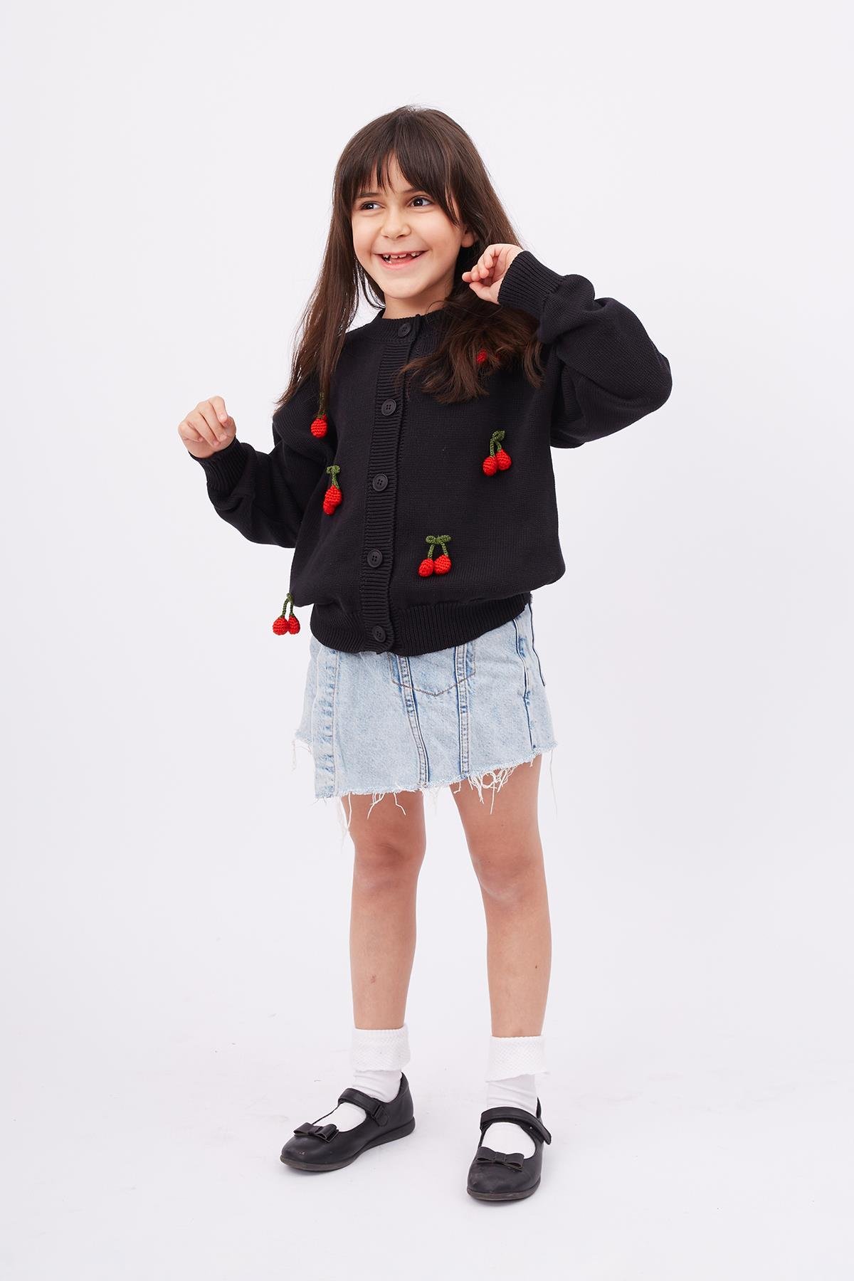 Peraluna CHERRY CARDİGAN GİRLS Bol Kesim Elde Dokuma Kiraz Detaylı Kız Çocuk Triko Hırka - Siyah