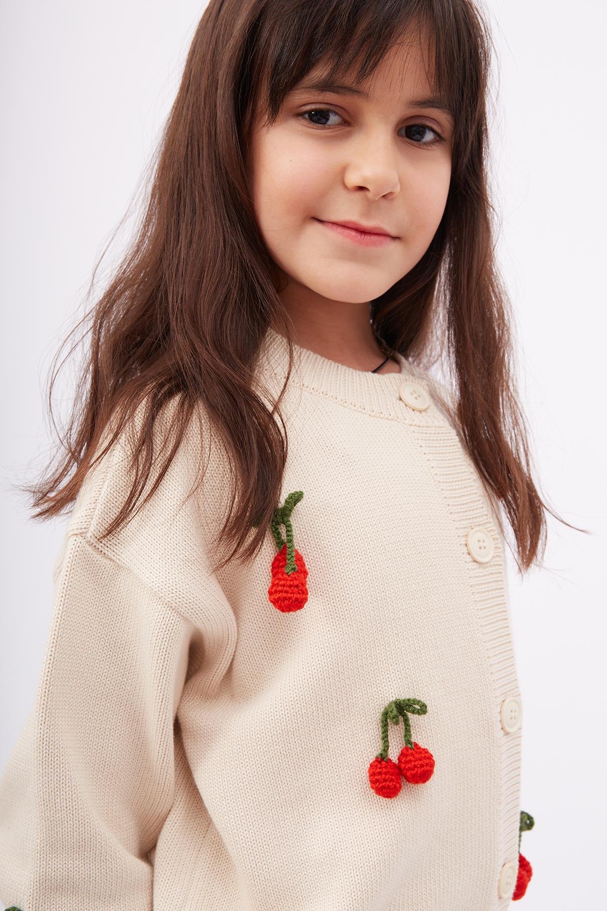 Peraluna CHERRY CARDİGAN GİRLS Bol Kesim Elde Dokuma Kiraz Detaylı Kız Çocuk Triko Hırka - Krem