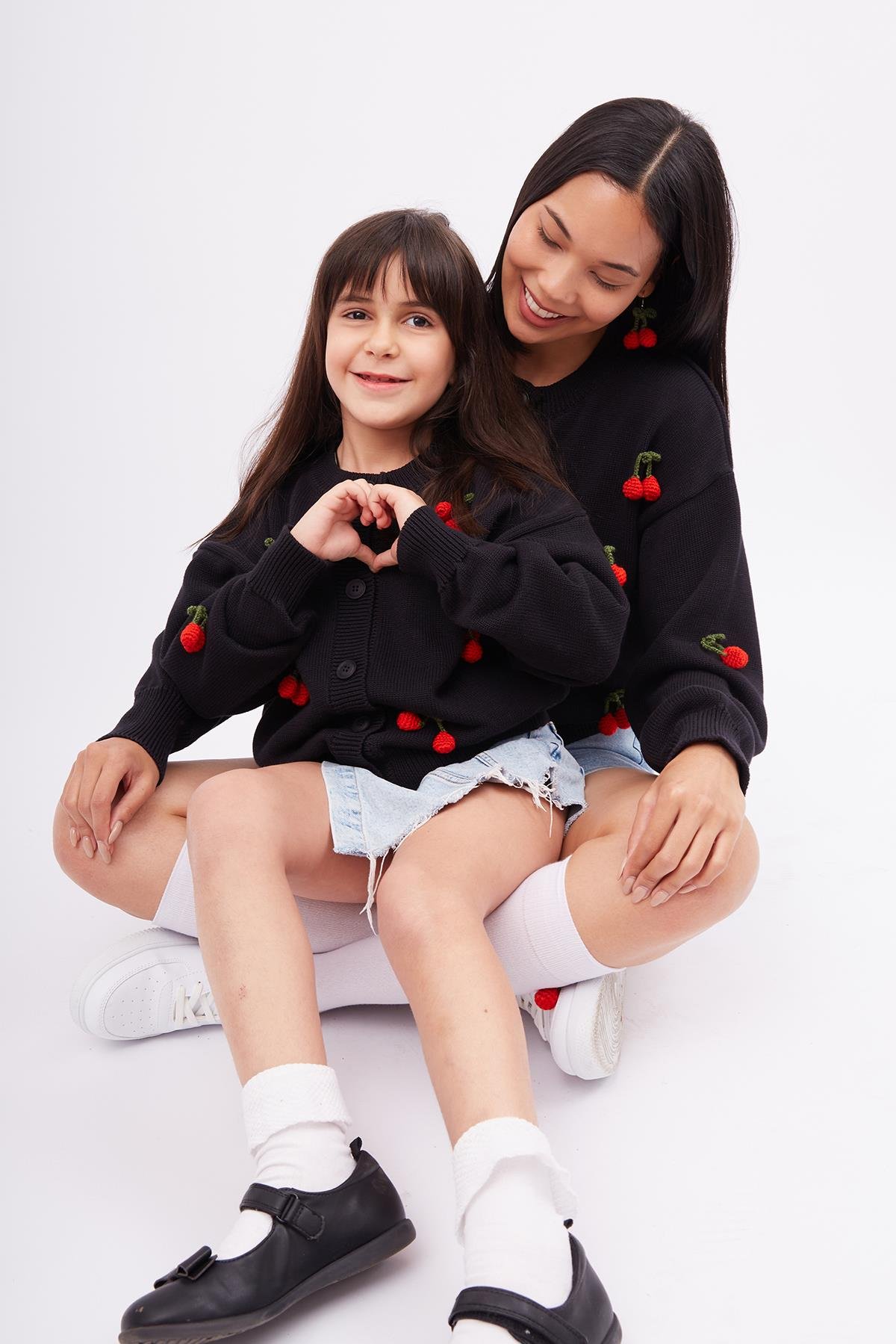 Peraluna CHERRY CARDİGAN GİRLS Bol Kesim Elde Dokuma Kiraz Detaylı Kız Çocuk Triko Hırka - Siyah
