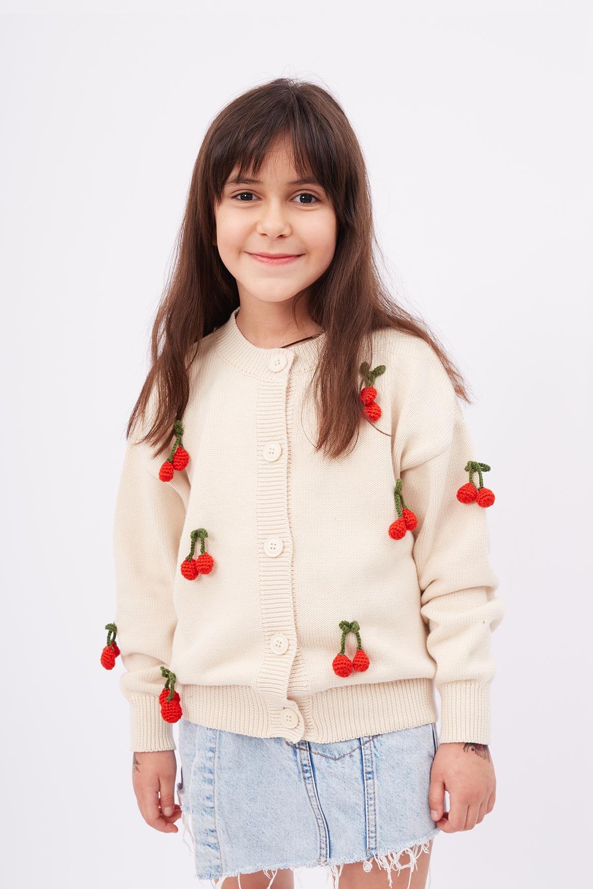 Peraluna CHERRY CARDİGAN GİRLS Bol Kesim Elde Dokuma Kiraz Detaylı Kız Çocuk Triko Hırka - Krem
