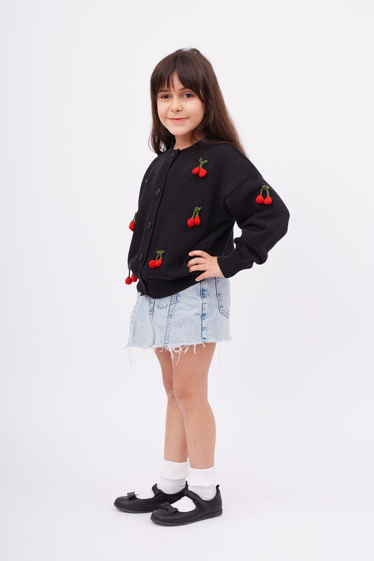 Peraluna CHERRY CARDİGAN GİRLS Bol Kesim Elde Dokuma Kiraz Detaylı Kız Çocuk Triko Hırka - Siyah
