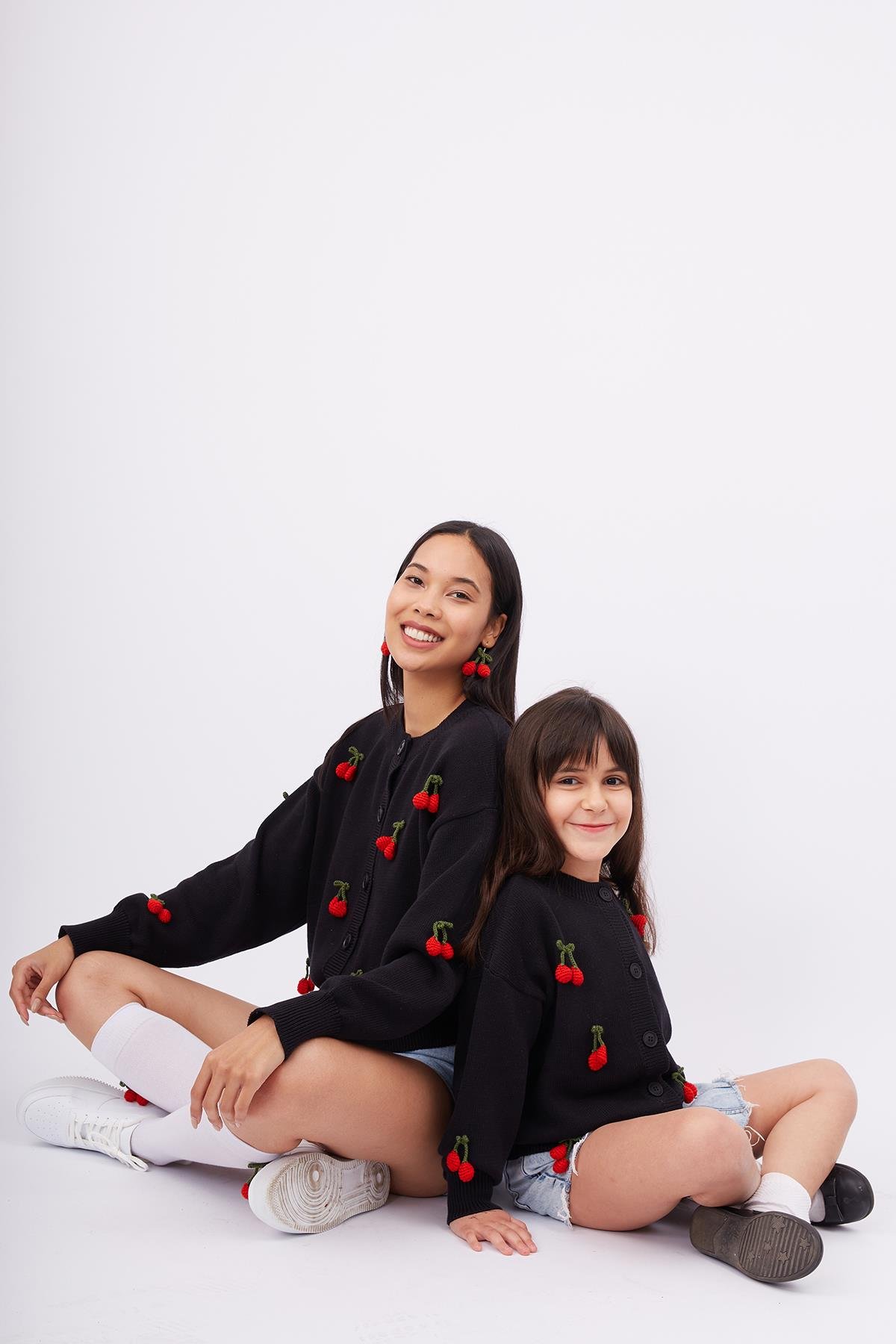 Peraluna CHERRY CARDİGAN GİRLS Bol Kesim Elde Dokuma Kiraz Detaylı Kız Çocuk Triko Hırka - Siyah