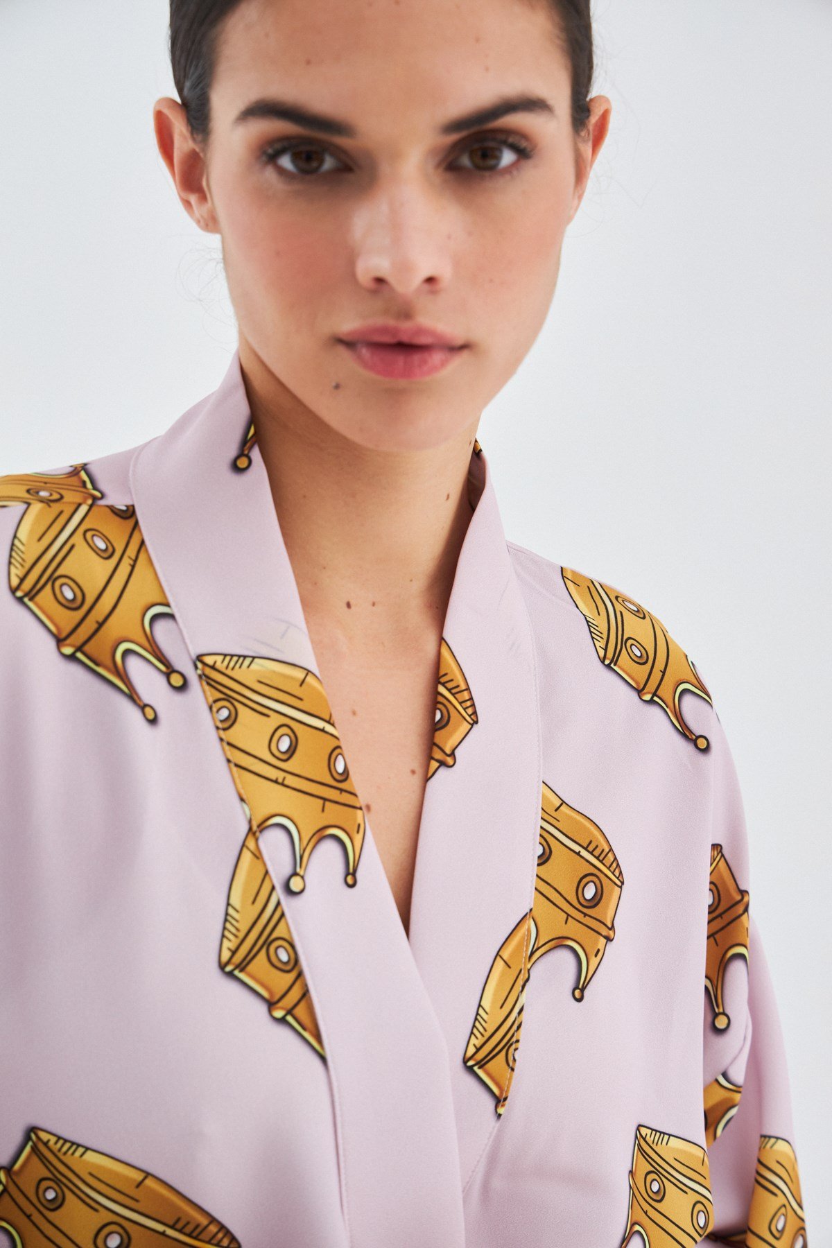 Peraluna CROWN Kral Tacı Desenli Diz Altı Saten Kadın Kimono Açık Lila/Hardal