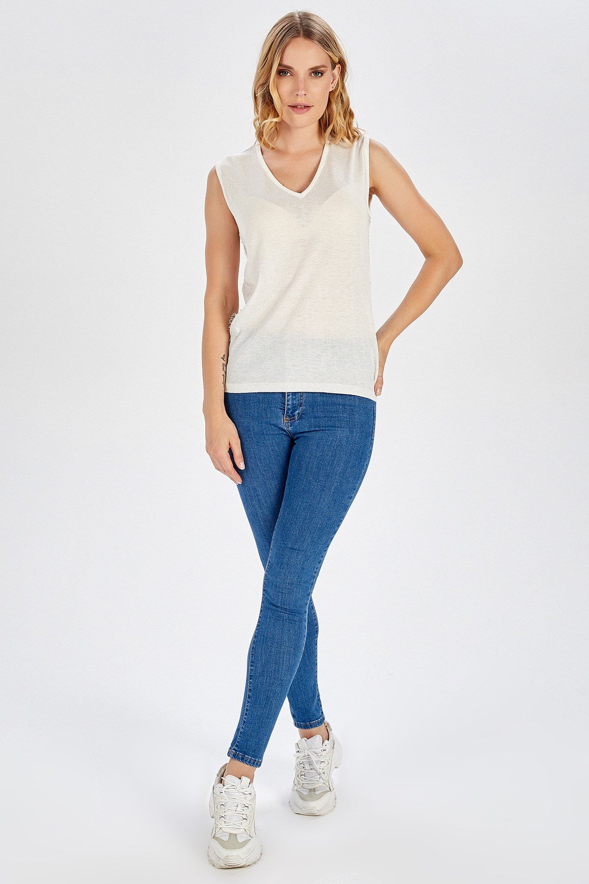 Peraluna Dantel Detaylı Beyaz Renk Kolsuz Bluz