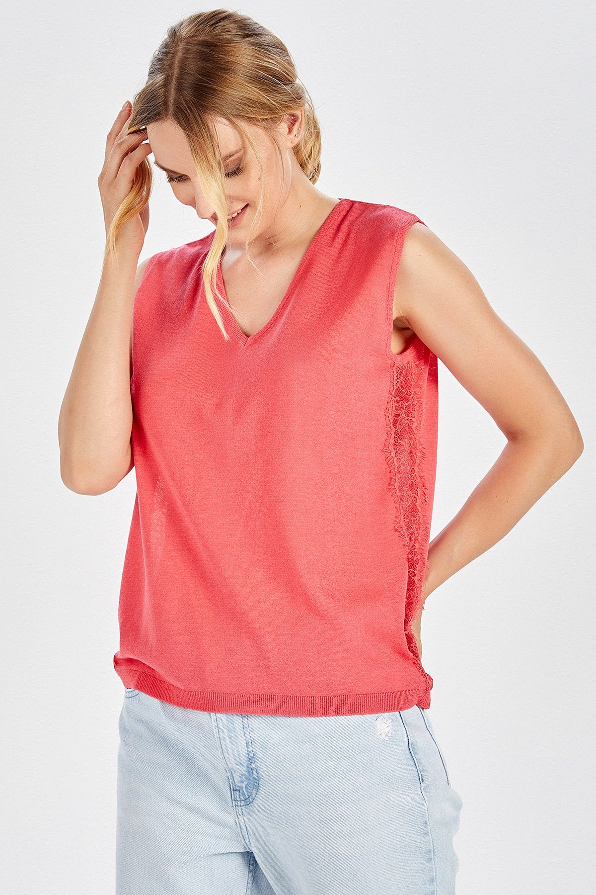 Peraluna Dantel Detaylı Pembe Renk Kolsuz Bluz