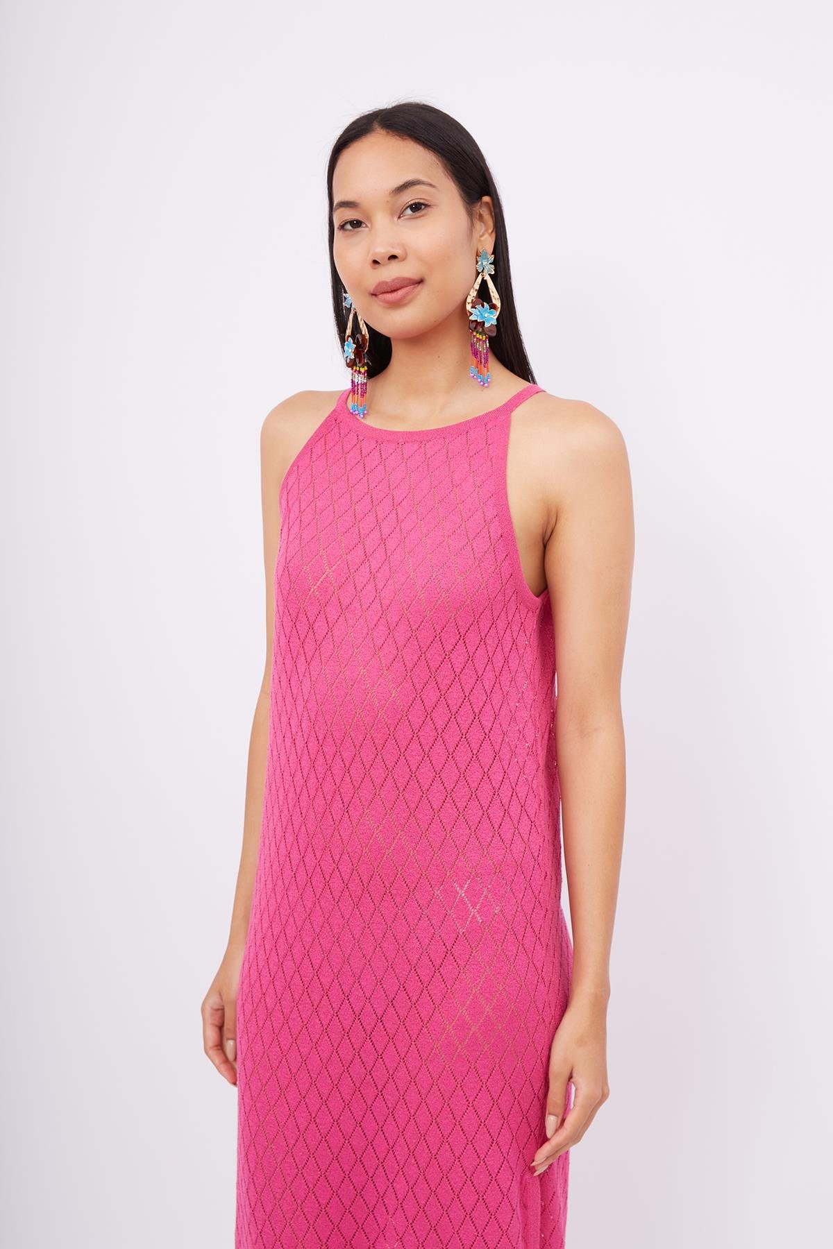 Peraluna EVELIEN DRESS Ajur Örgü Dar Kesim Halter Yaka Arkası Bağcıklı Uzun Kadın Triko Elbise - Fuşya