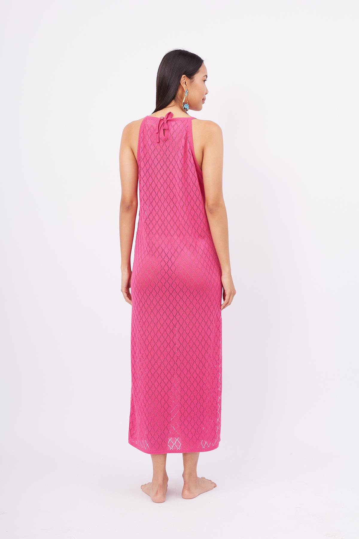 Peraluna EVELIEN DRESS Ajur Örgü Dar Kesim Halter Yaka Arkası Bağcıklı Uzun Kadın Triko Elbise - Fuşya