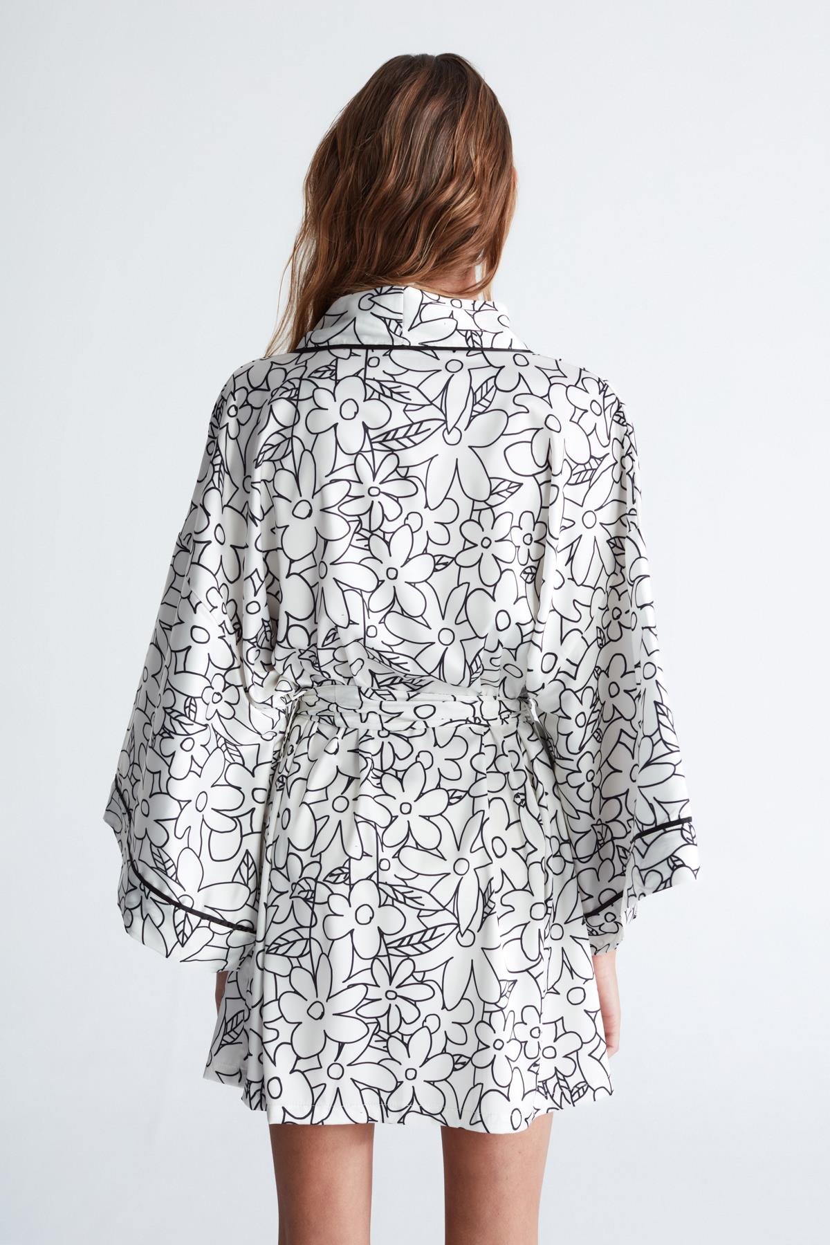 Peraluna FREZYA KİMONO 85 CM Çiçek Desen Mini Boy Kemerli Saten Kadın Kimono Beyaz/Siyah