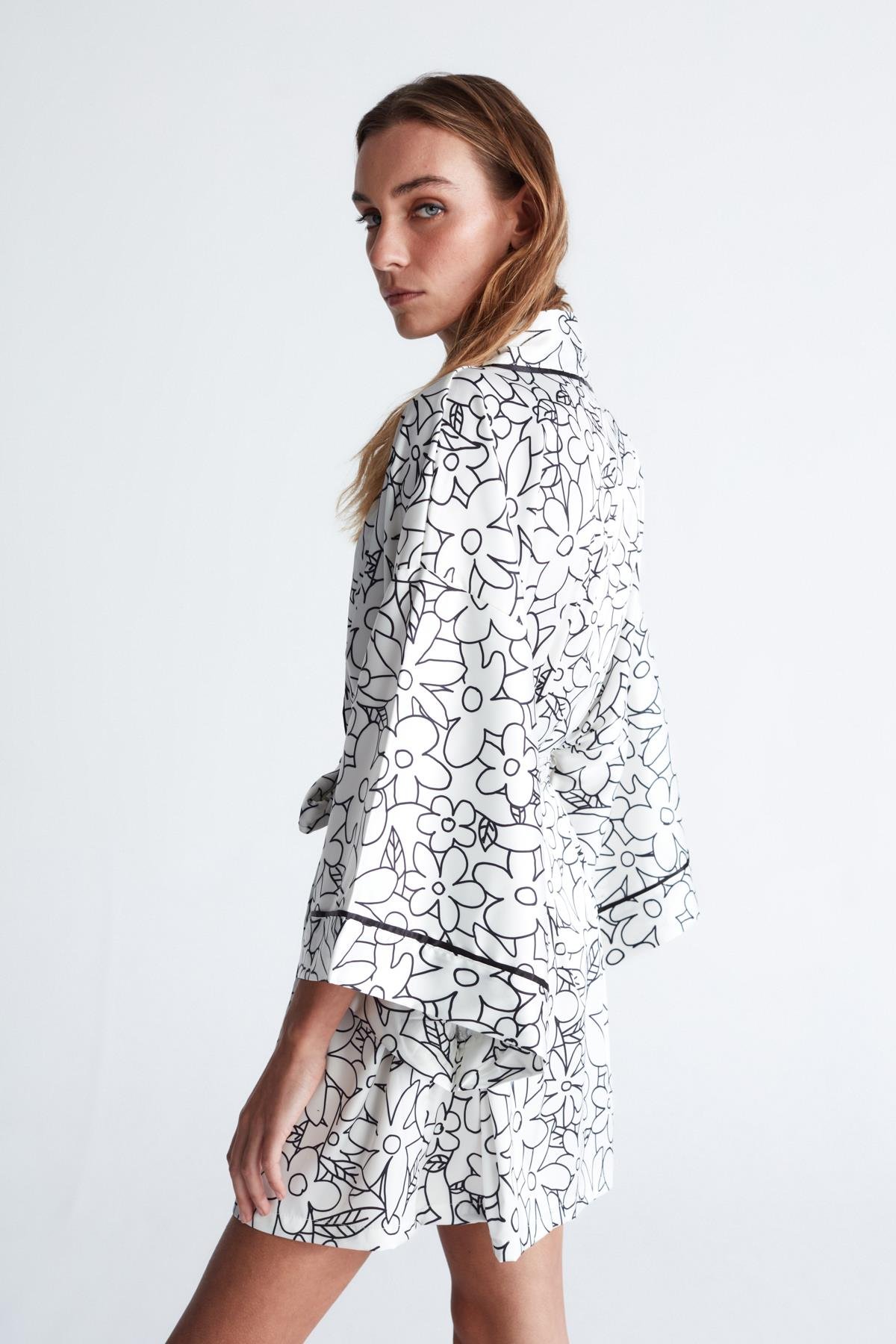 Peraluna FREZYA KİMONO 85 CM Çiçek Desen Mini Boy Kemerli Saten Kadın Kimono Beyaz/Siyah