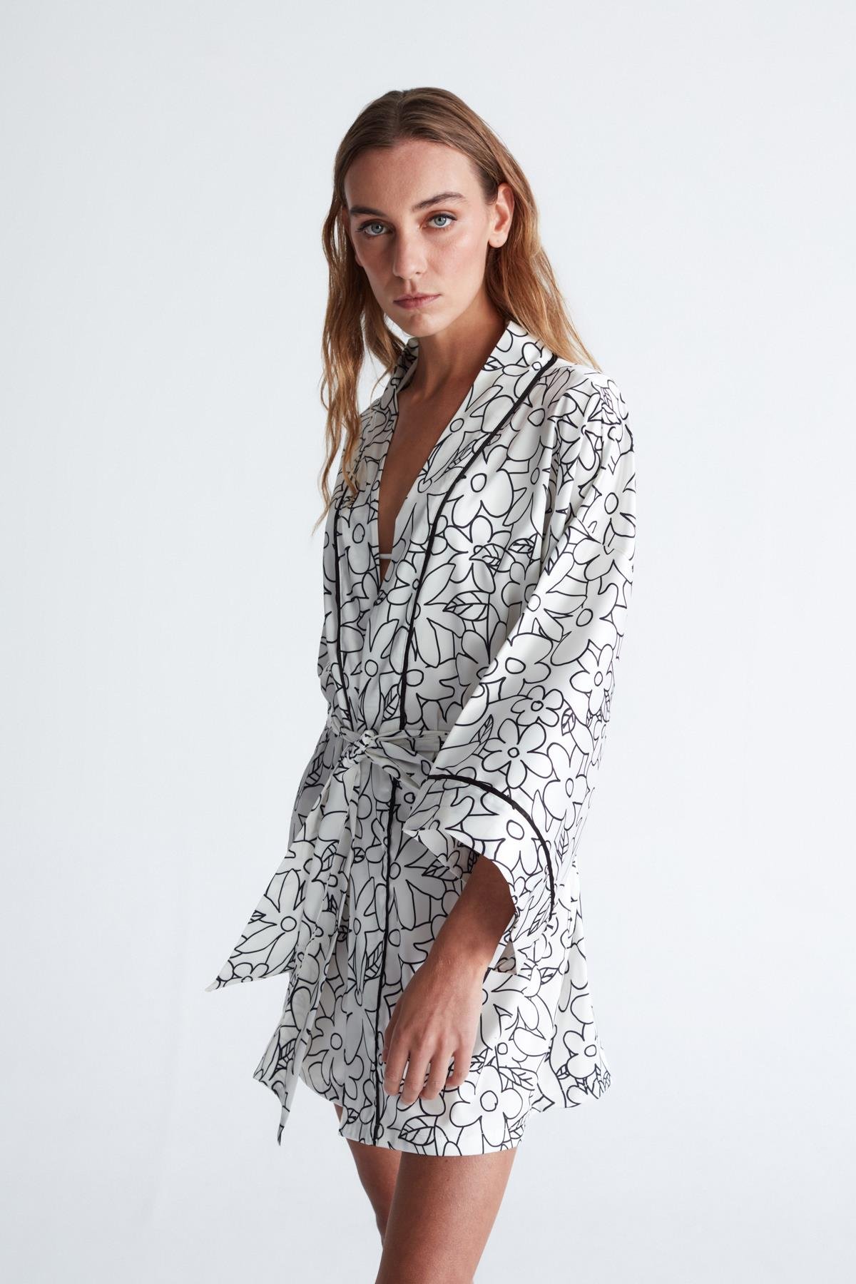 Peraluna FREZYA KİMONO 85 CM Çiçek Desen Mini Boy Kemerli Saten Kadın Kimono Beyaz/Siyah