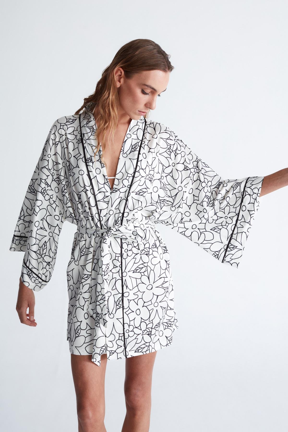 Peraluna FREZYA KİMONO 85 CM Çiçek Desen Mini Boy Kemerli Saten Kadın Kimono Beyaz/Siyah