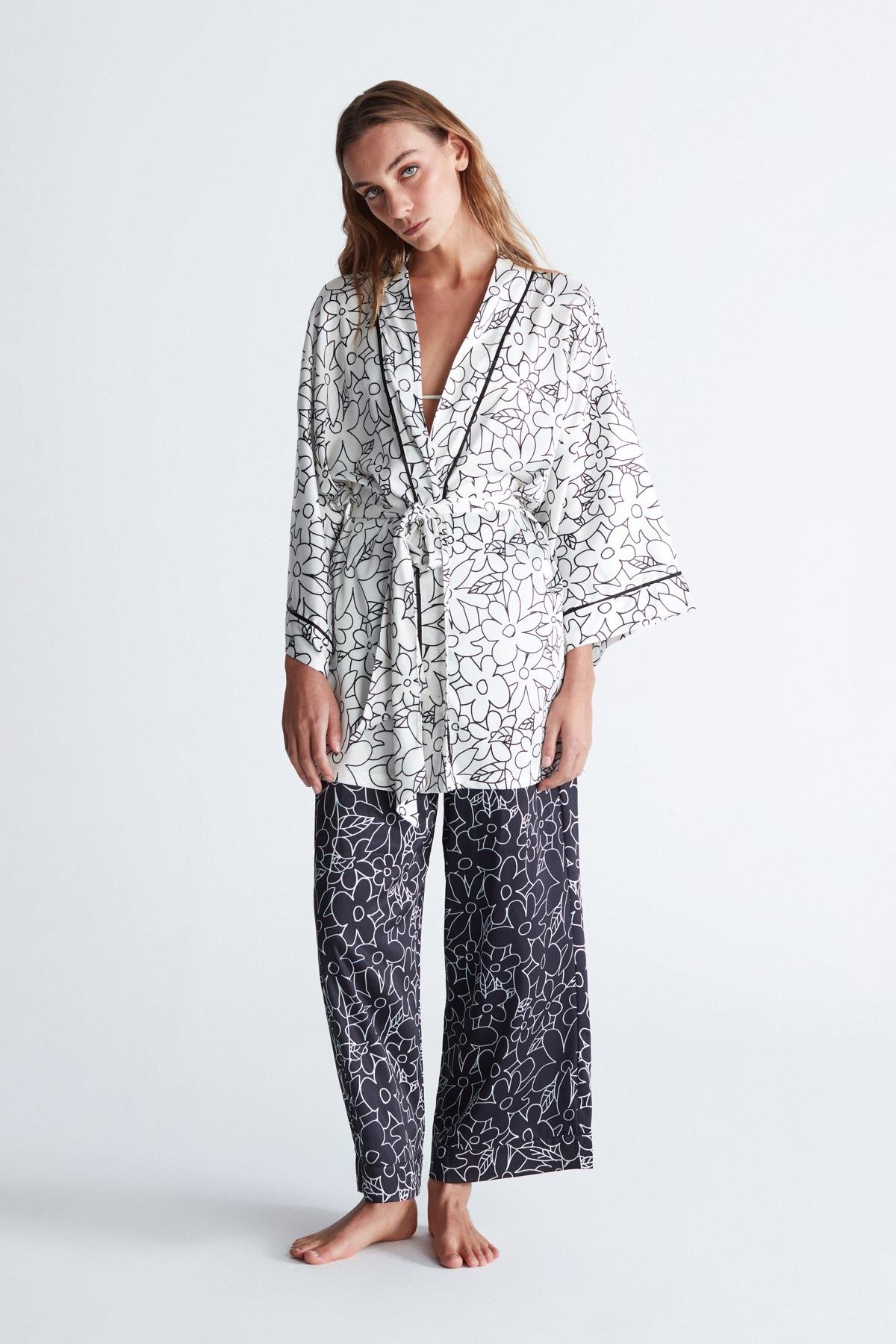 Peraluna FREZYA KİMONO 85 CM Çiçek Desen Mini Boy Kemerli Saten Kadın Kimono Beyaz/Siyah