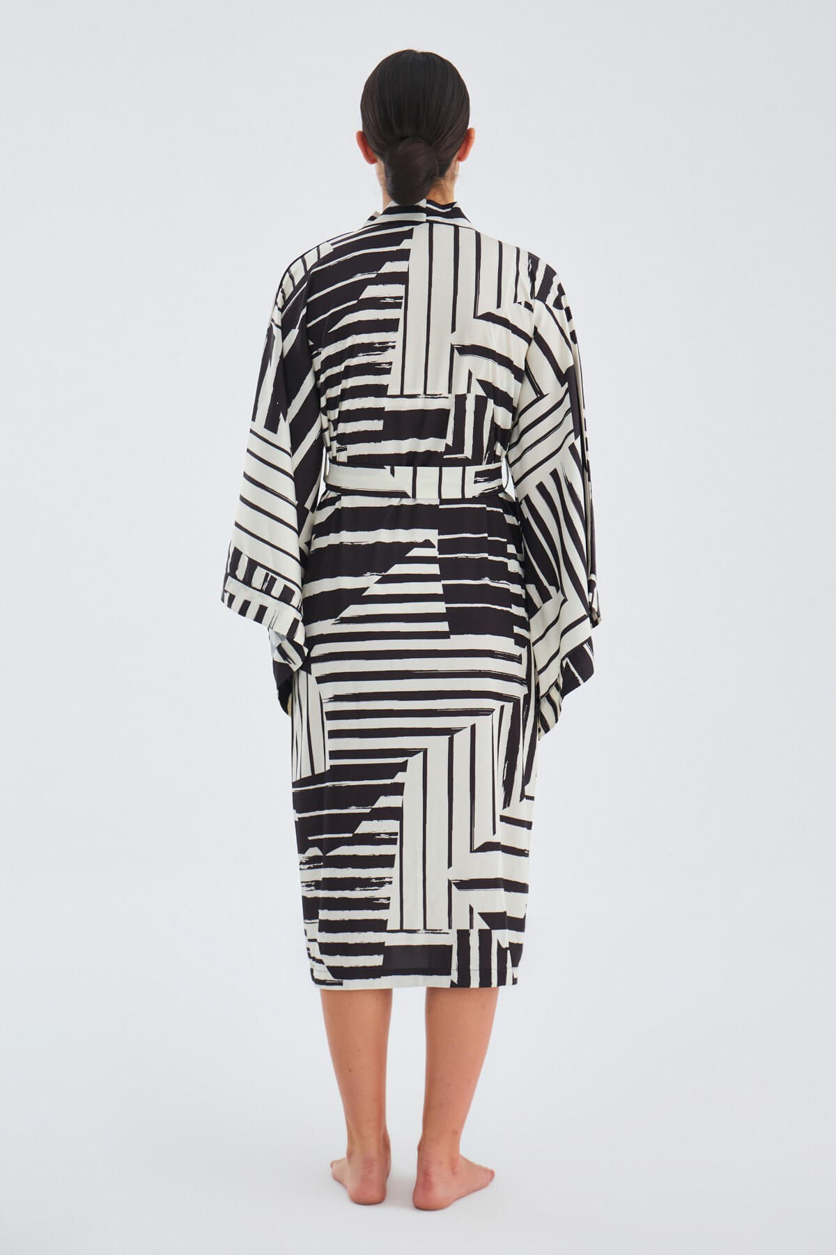 Peraluna HANITA Geometrik Desenli 120 CM Saten Yazlık Kadın Kimono Siyah/Ekru
