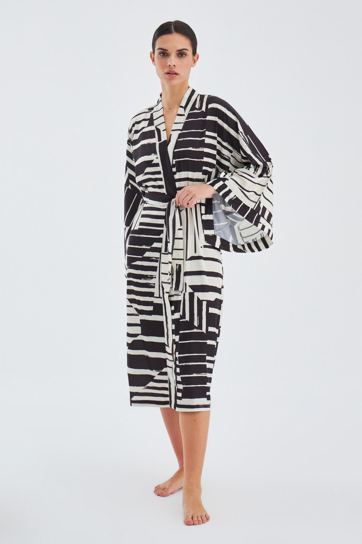 Peraluna HANITA Geometrik Desenli 120 CM Saten Yazlık Kadın Kimono Siyah/Ekru