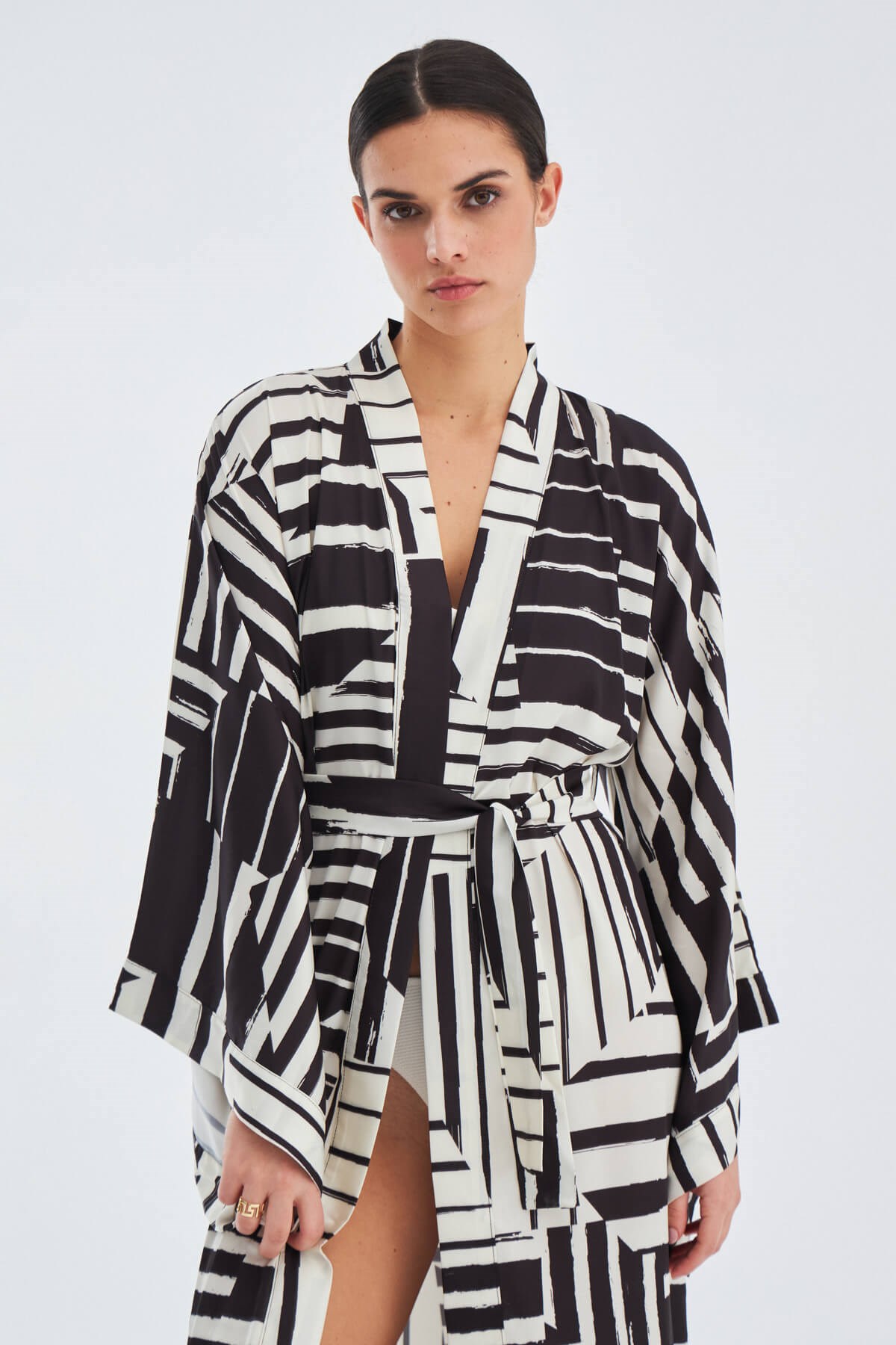 Peraluna HANITA Geometrik Desenli 120 CM Saten Yazlık Kadın Kimono Siyah/Ekru
