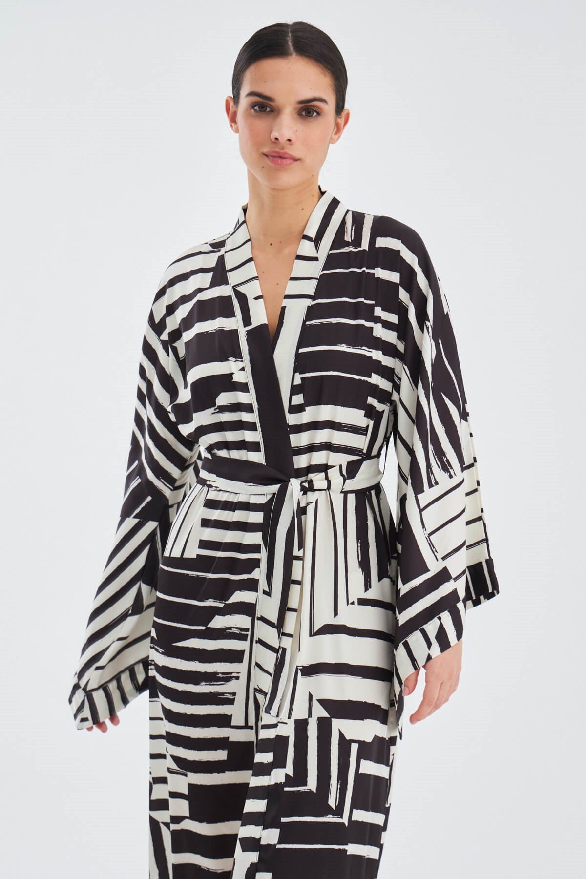 Peraluna HANITA Geometrik Desenli 120 CM Saten Yazlık Kadın Kimono Siyah/Ekru