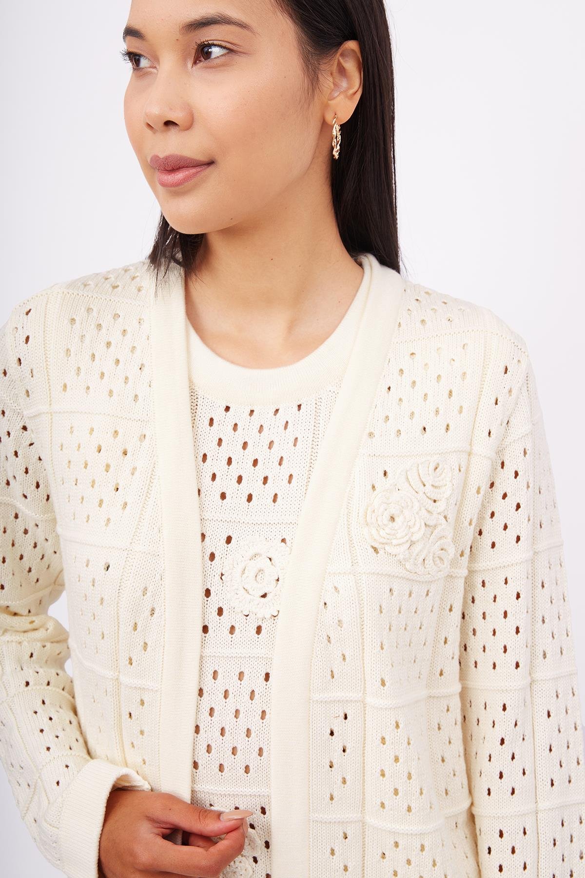Peraluna ISABEL CARDİGAN Ajur Örgü El Yapımı Broş Detaylı Düz Kesim Kadın Triko Hırka - Ekru