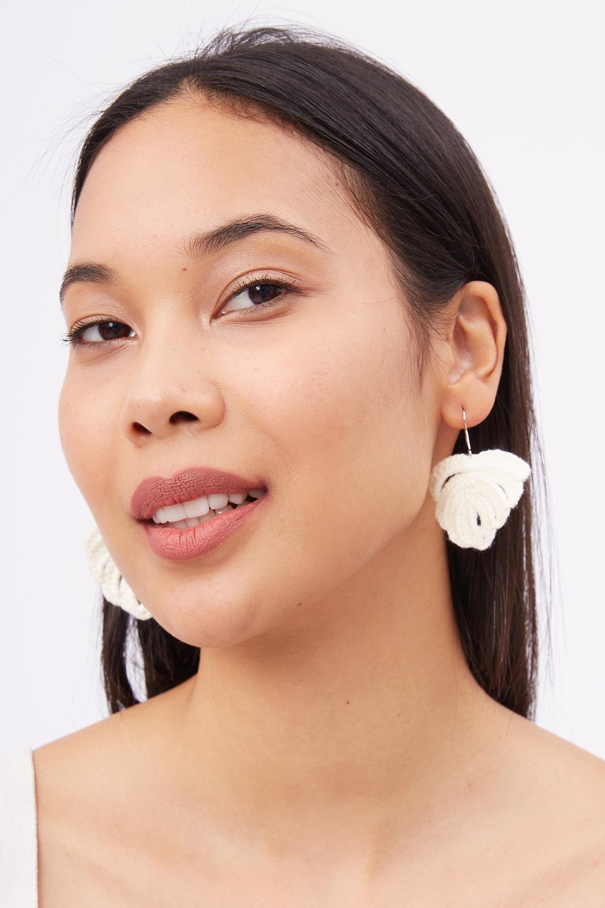 Peraluna ISABEL EARRINGS El Yapımı Yaprak Desen Küpe - Ekru