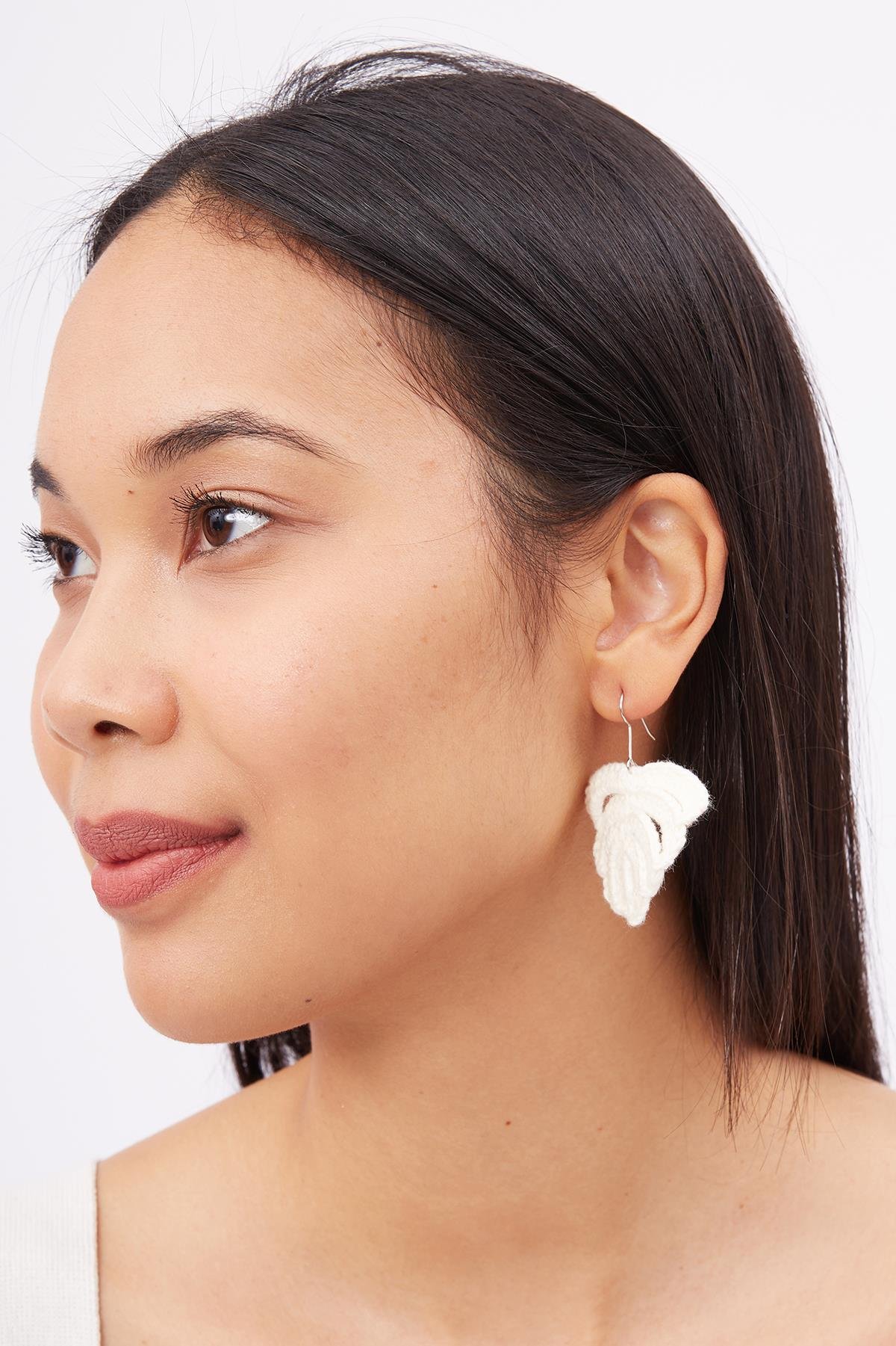 Peraluna ISABEL EARRINGS El Yapımı Yaprak Desen Küpe - Ekru