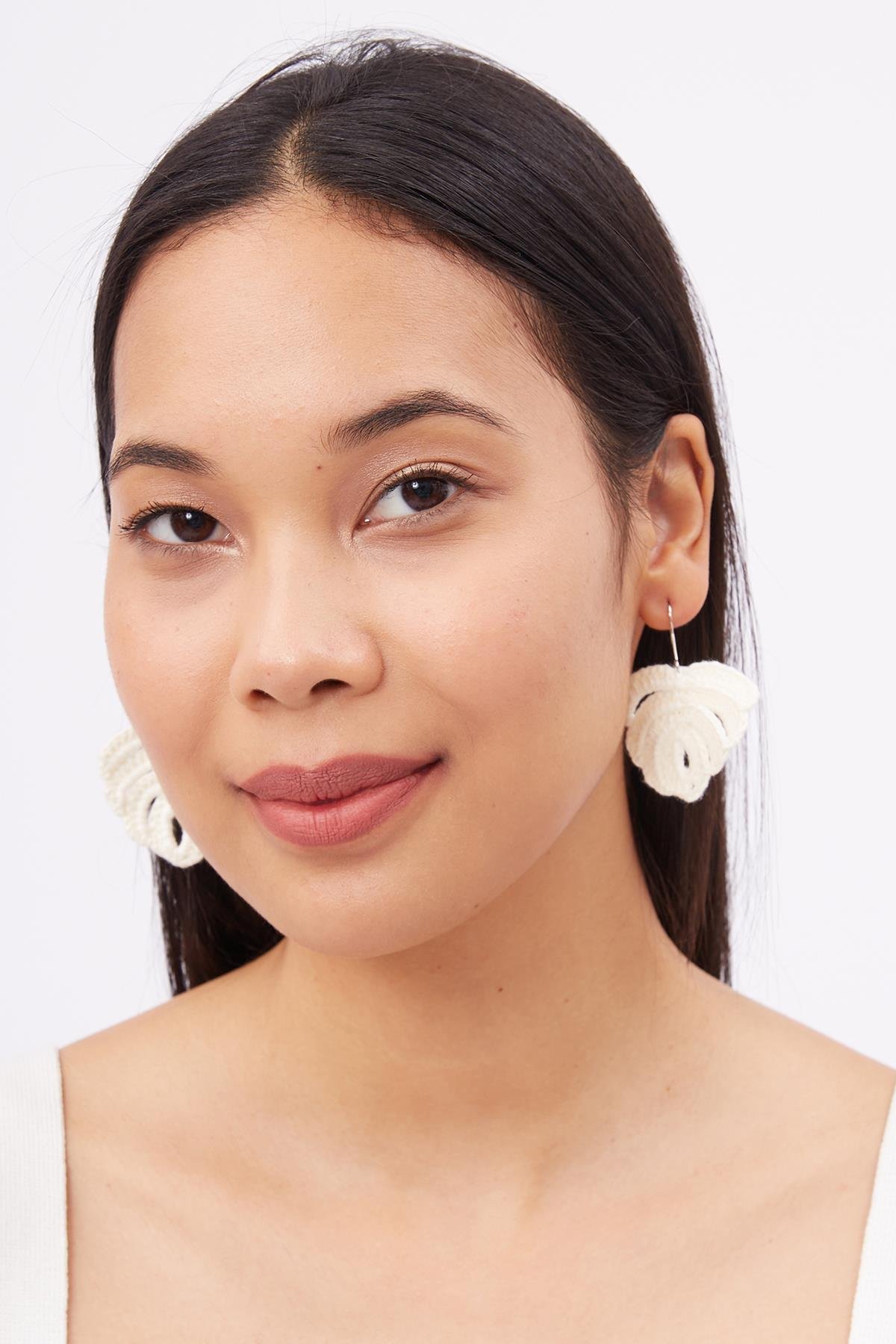 Peraluna ISABEL EARRINGS El Yapımı Yaprak Desen Küpe - Ekru