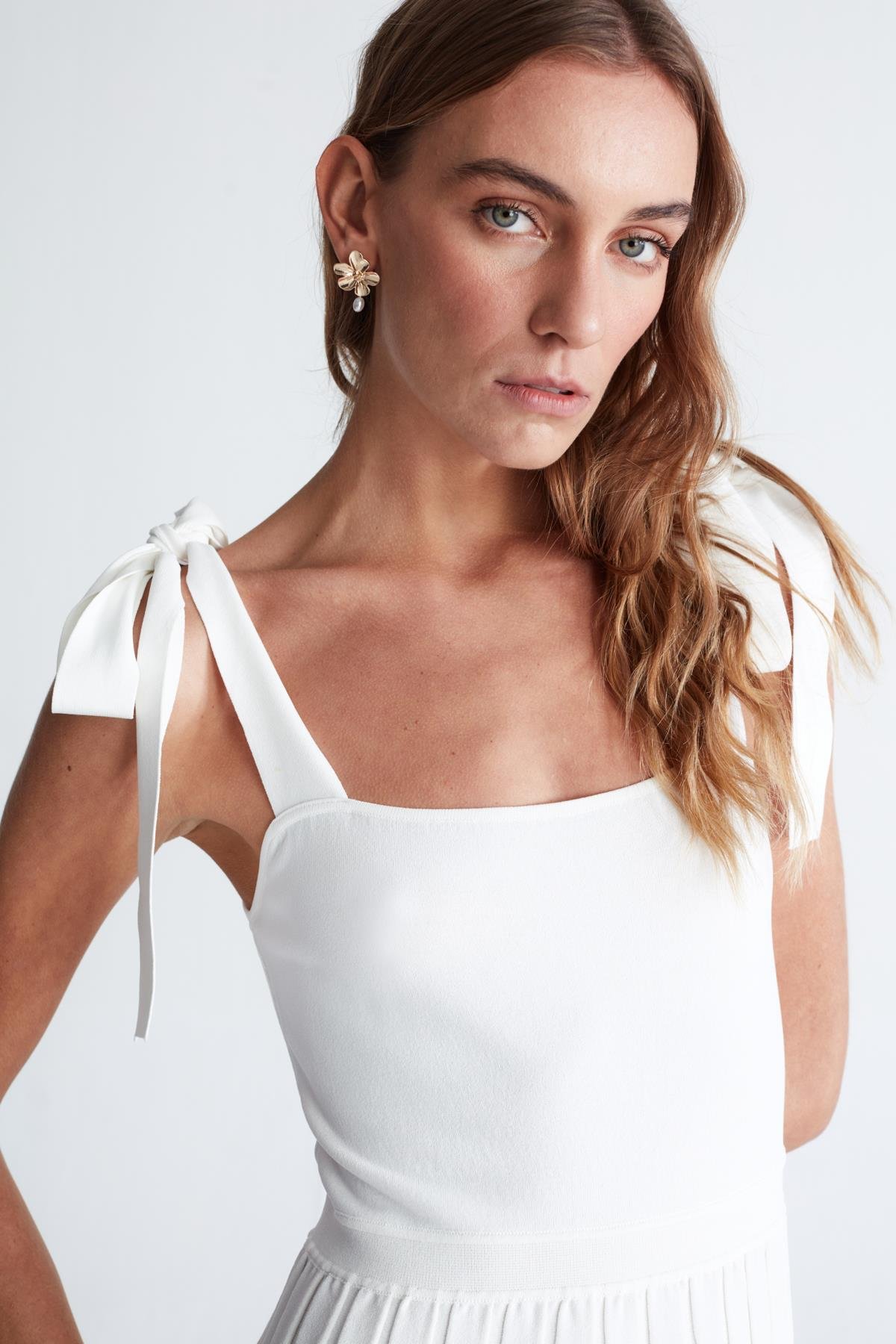 Peraluna KELLY DRESS Askılı Bağlama Detaylı Rahat Kesim Midi Boy Yazlık Kadın Triko Elbise Ekru