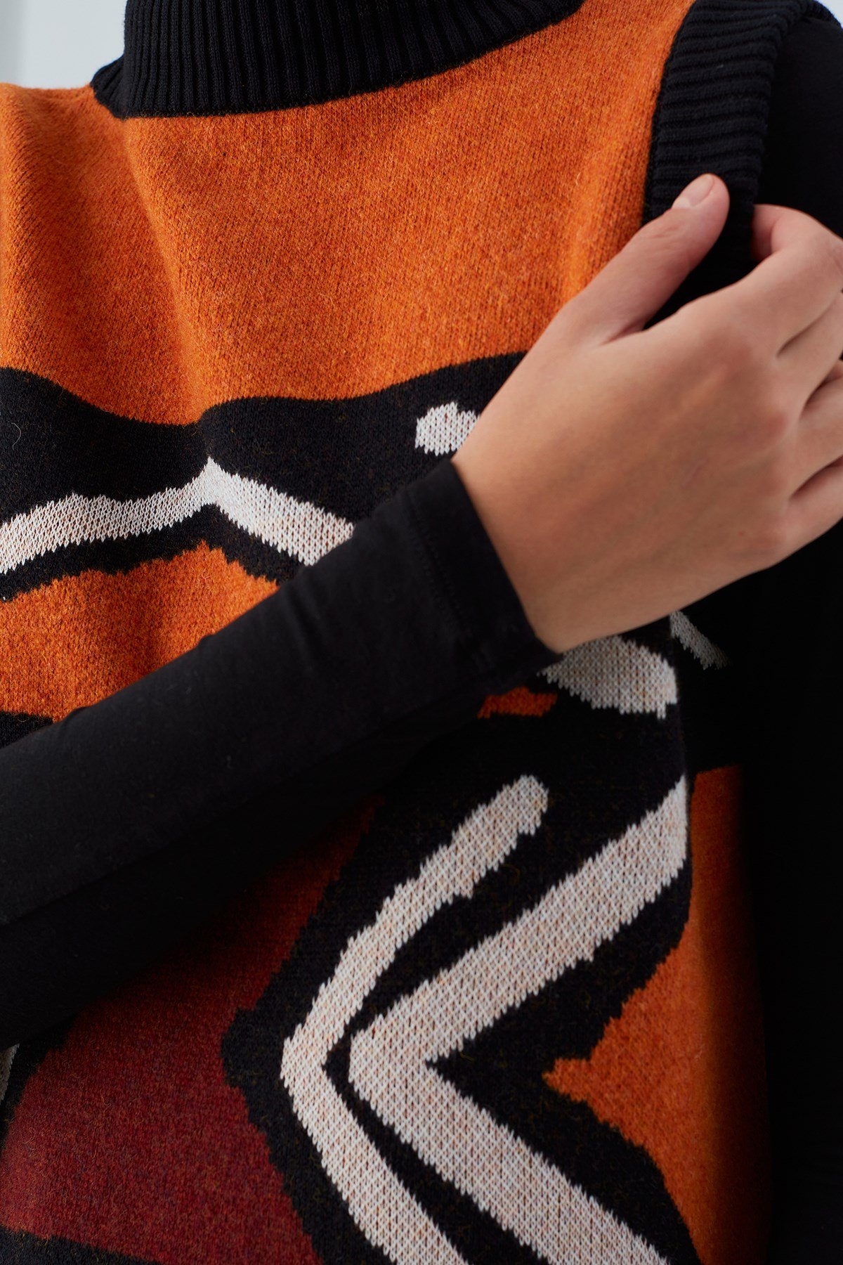 Peraluna KENDA SLIPOVER Etnik Jakar Desenli Yanları Yırtmaçlı Kadın Triko Süveter Multi