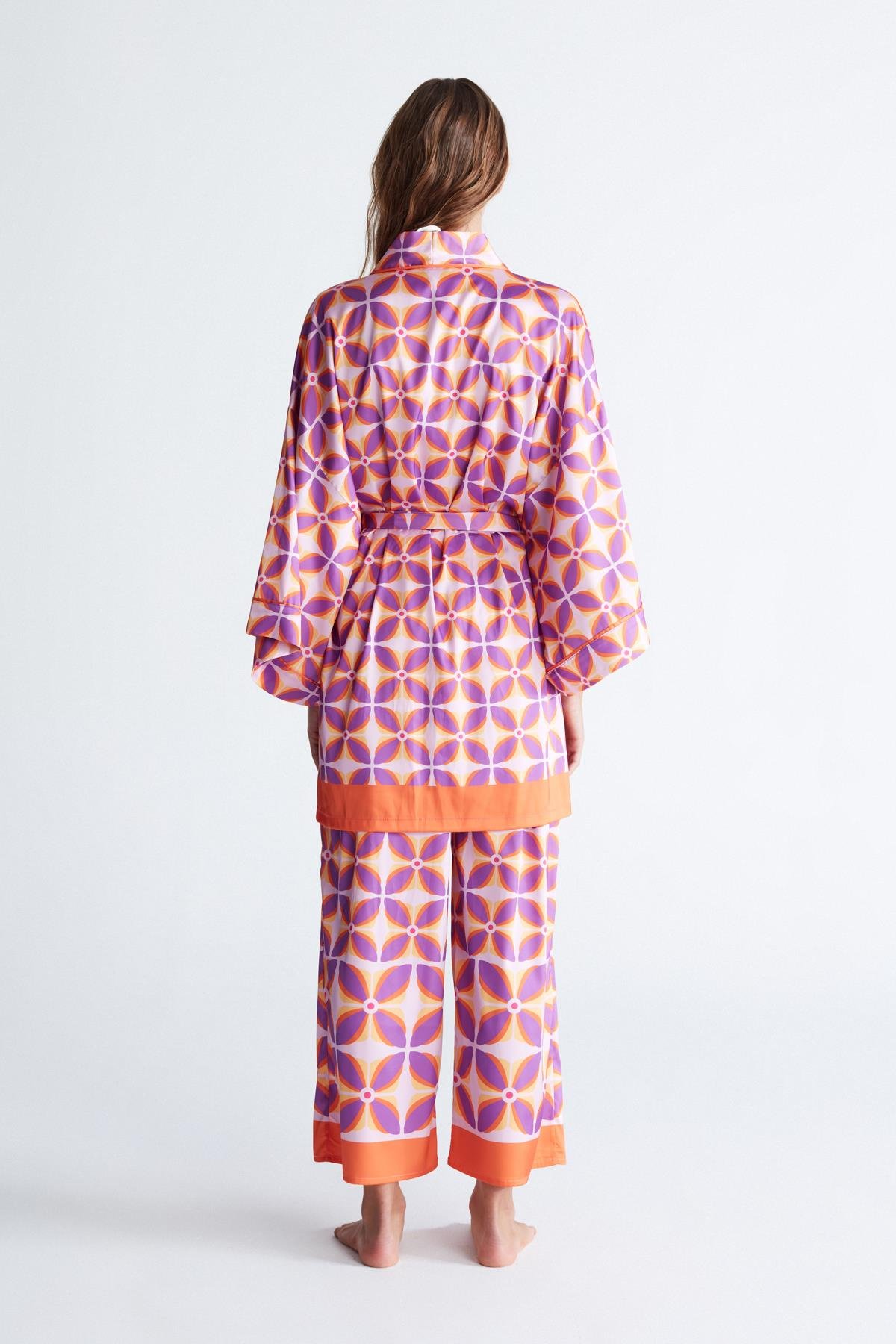 Peraluna LAVENDER KİMONO 90 CM Çiçek Desen Mini Boy Kemerli Saten Kadın Kimono Lila