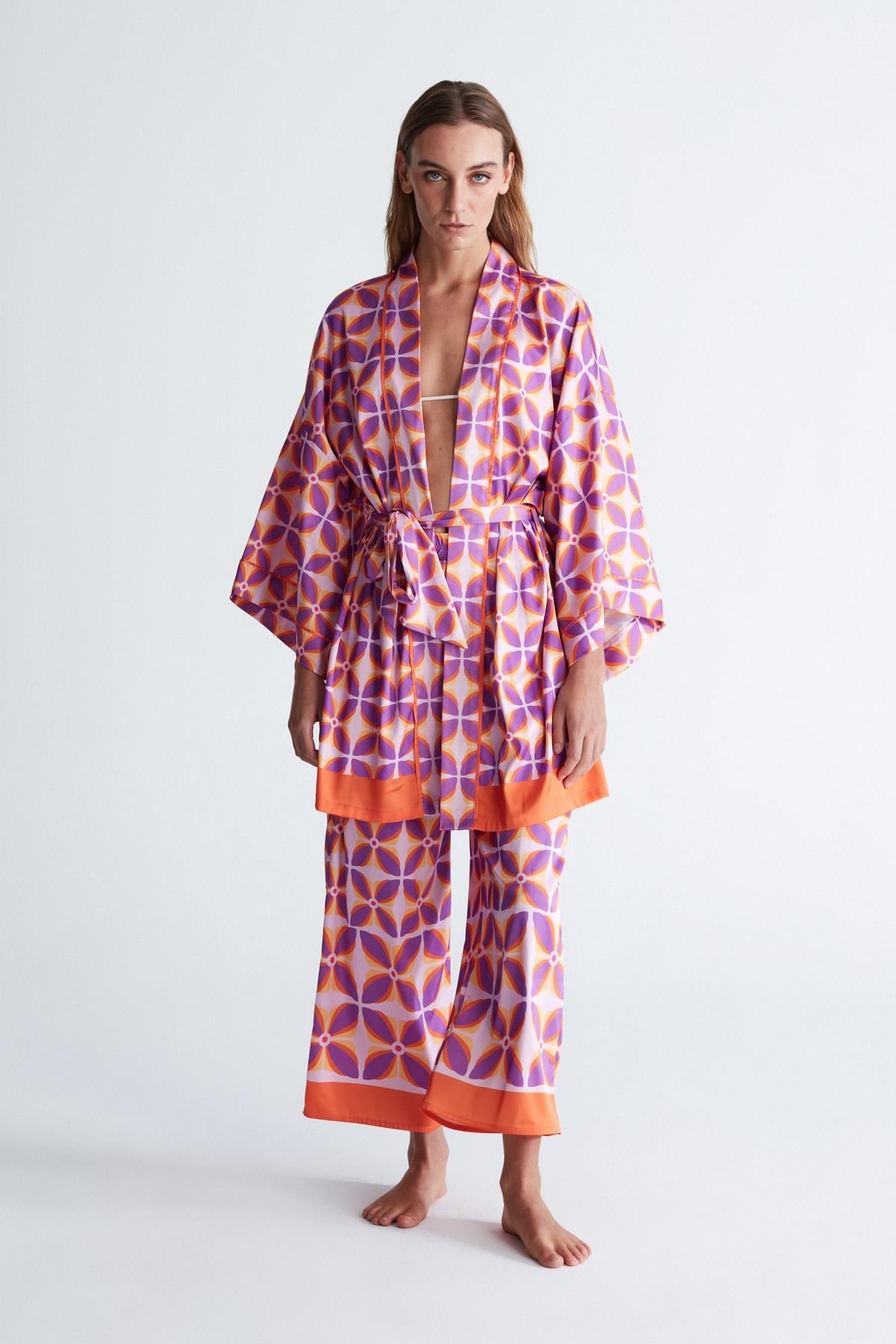 Peraluna LAVENDER KİMONO 90 CM Çiçek Desen Mini Boy Kemerli Saten Kadın Kimono Lila